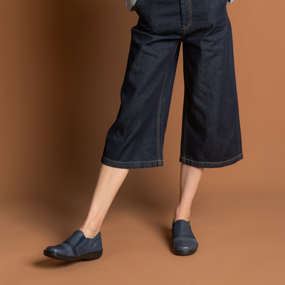 5849-27 Navy Leather Flats