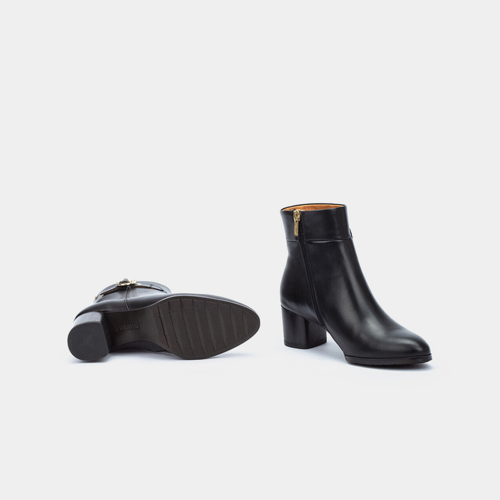 W1Z-8588 Black Leather Ankle Boots