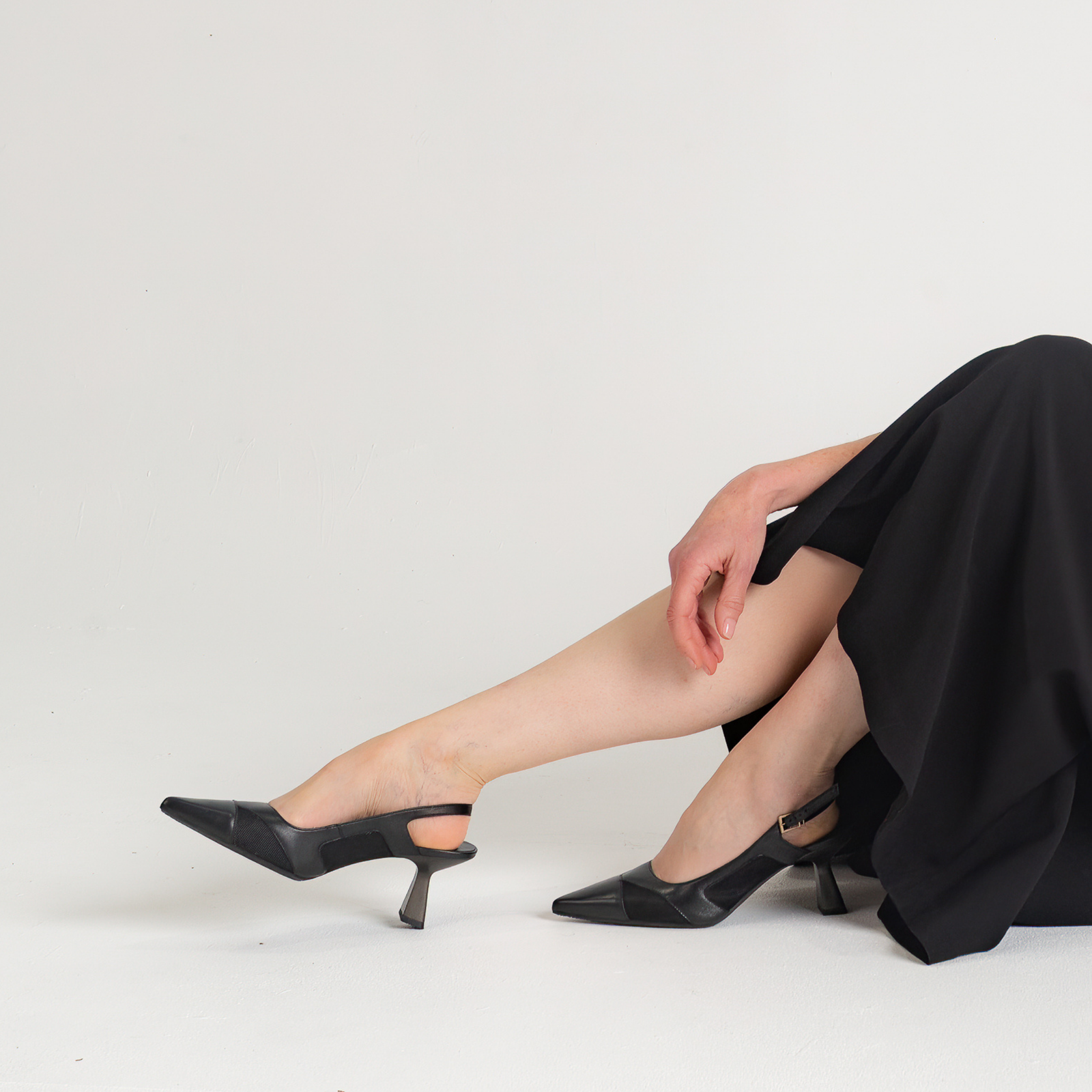 Hv254003 Black Leather Heels