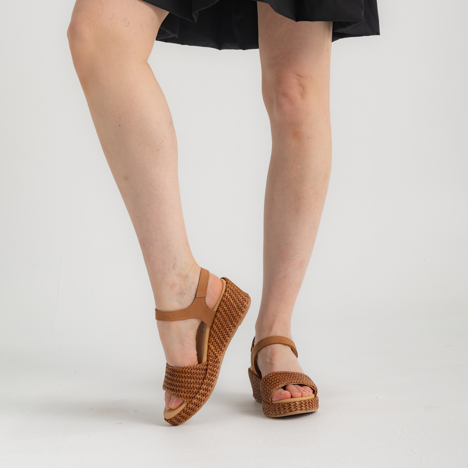 10561 Cuero Leather Wedges