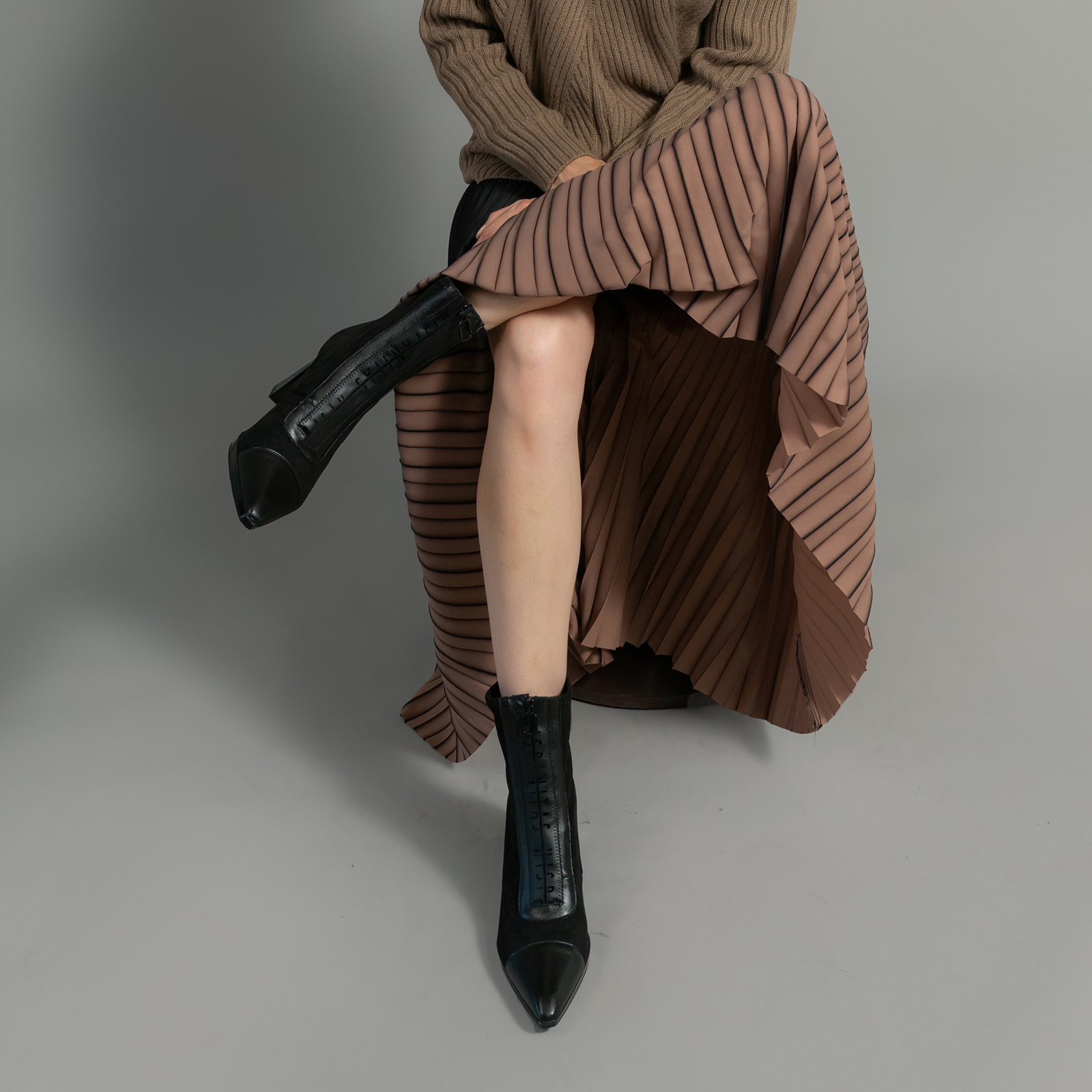 Hi243714 Soho Black/ Velour Black Leather Ankle Boots