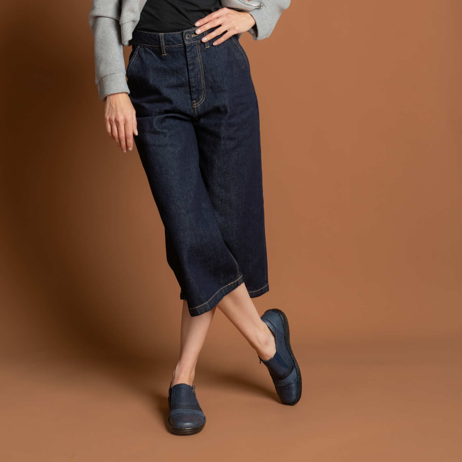 5849-27 Navy Leather Flats