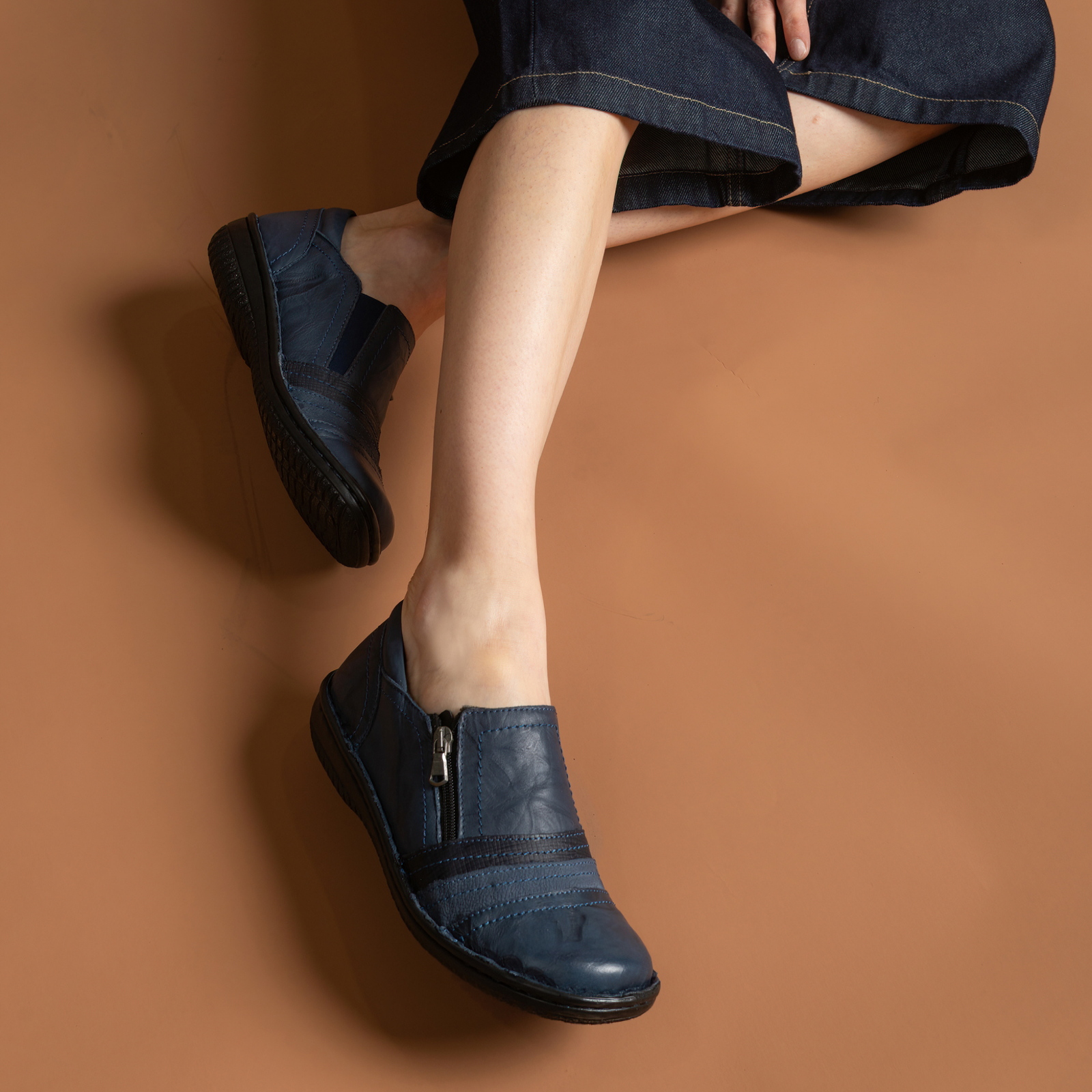5849-27 Navy Leather Flats