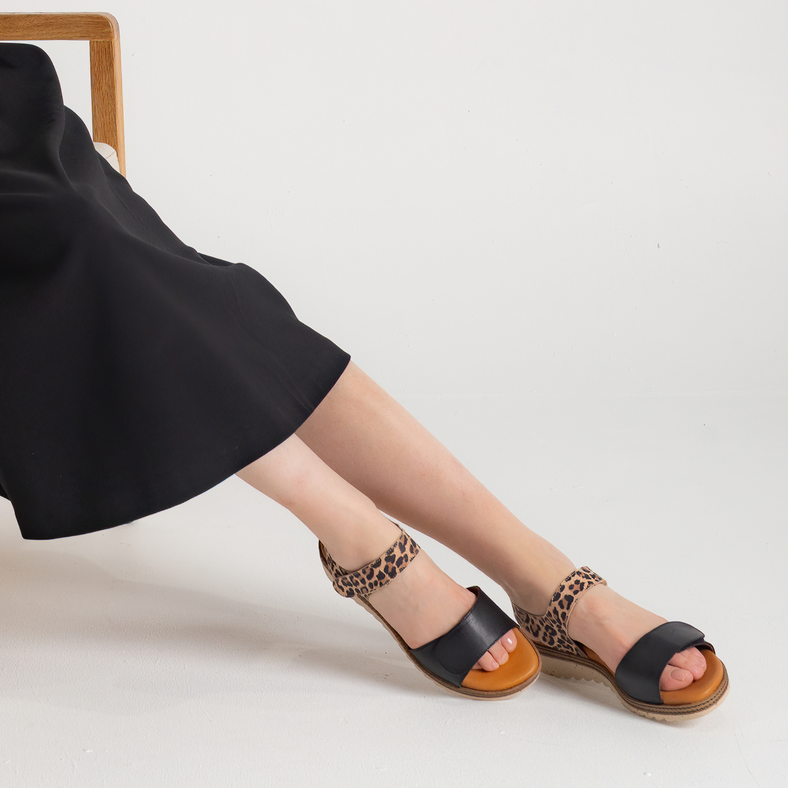 Lapel Negro/ Leopard Leather Sandals