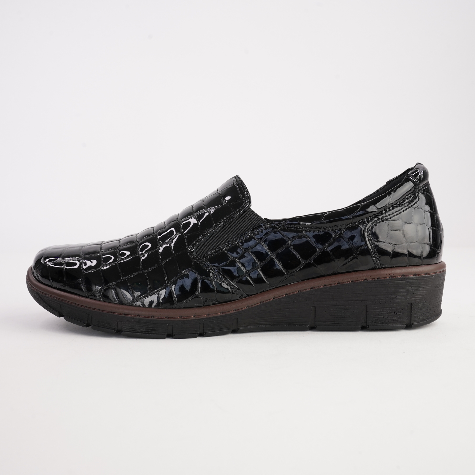 CP314-22 Black Croc Leather Flats
