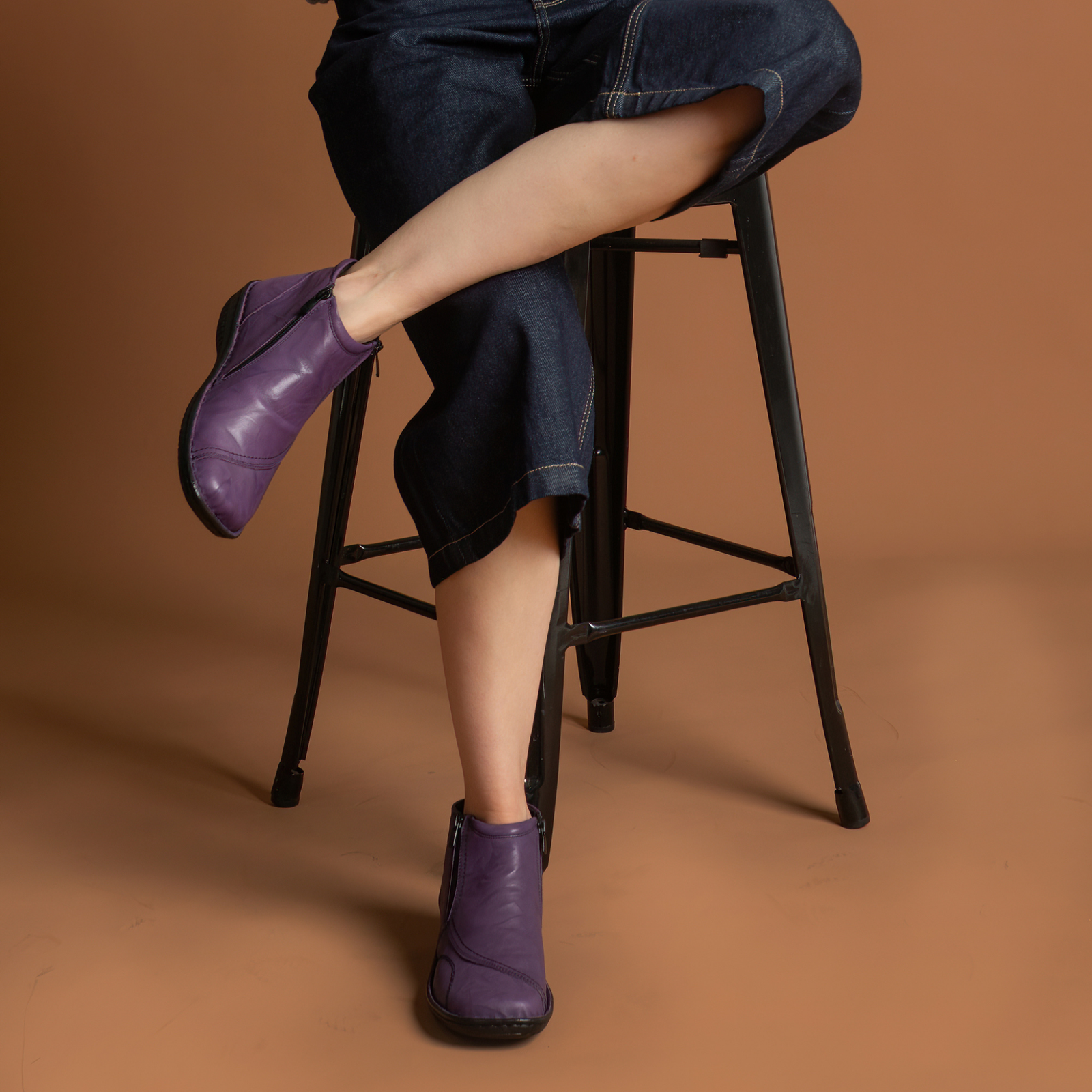 5250-27 Purple Leather Ankle Boots