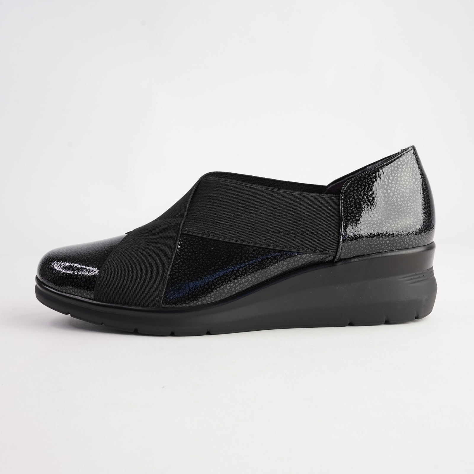 10733 Negro Patent Leather Flats