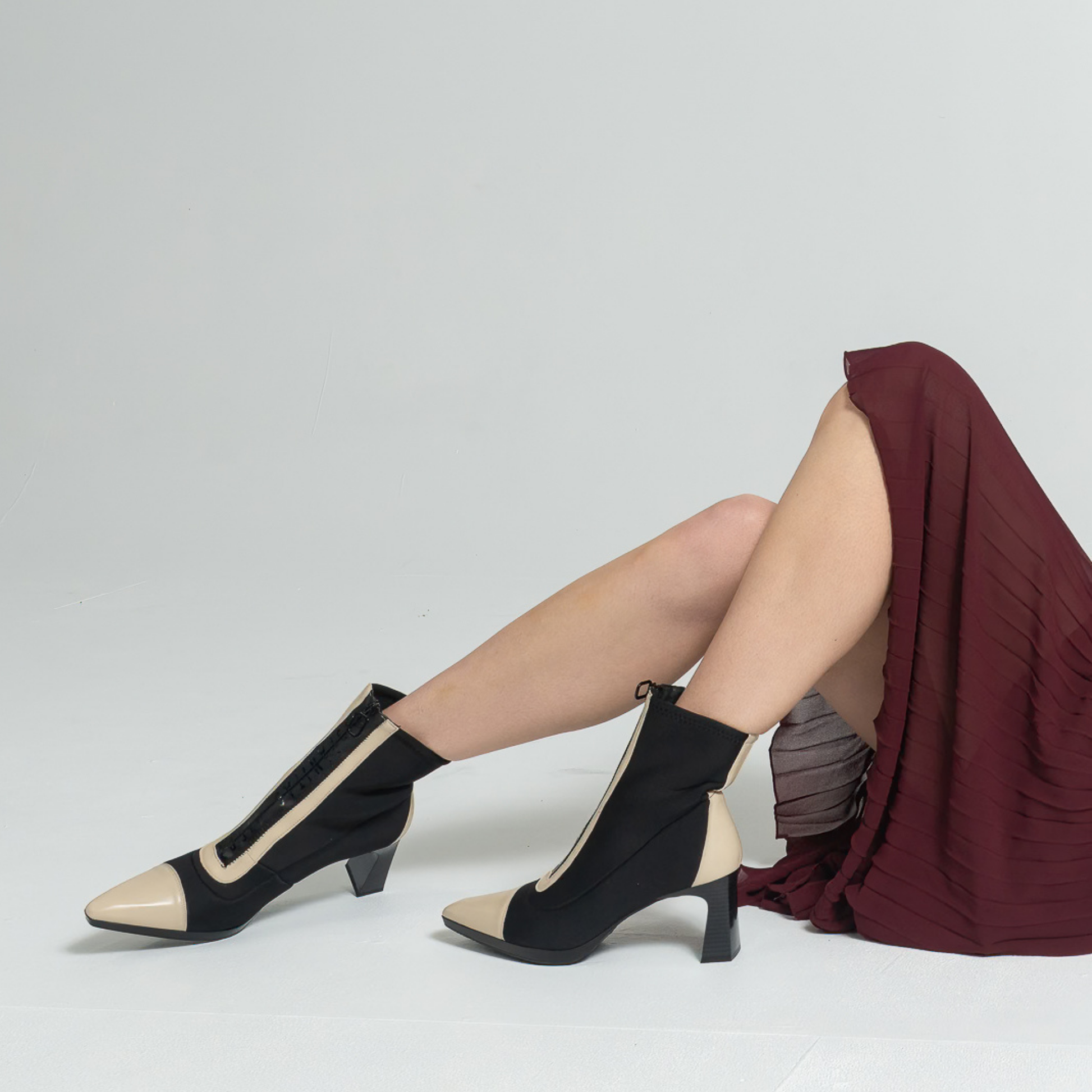 CHI243714 Soho Milk/ Neo Black Leather Ankle Boots