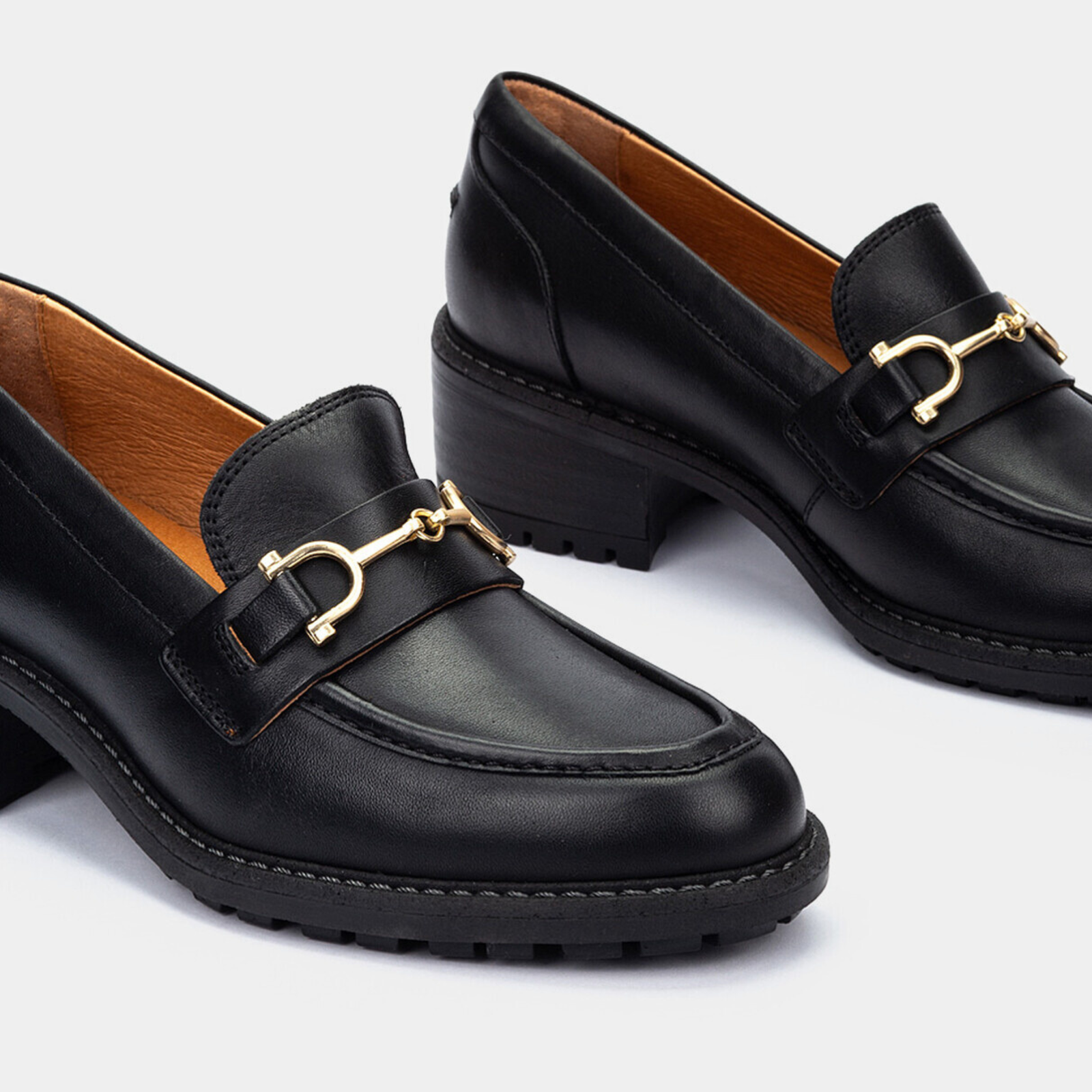 W0D-3920 Bkack Leather Loafers
