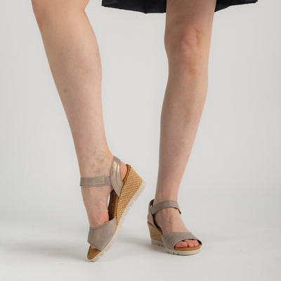 Winifred Muschel Leather Sandals