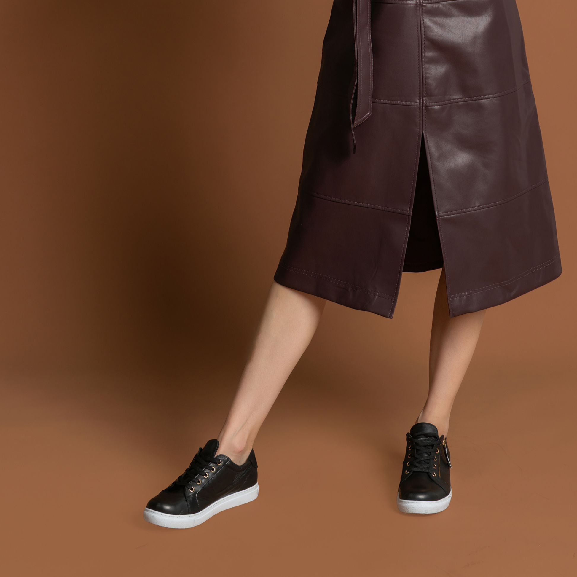 EG520 Black Leather Sneakers