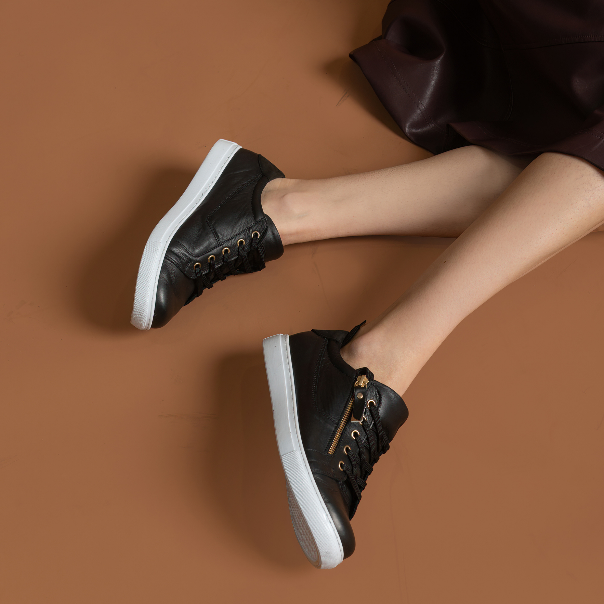 EG520 Black Leather Sneakers