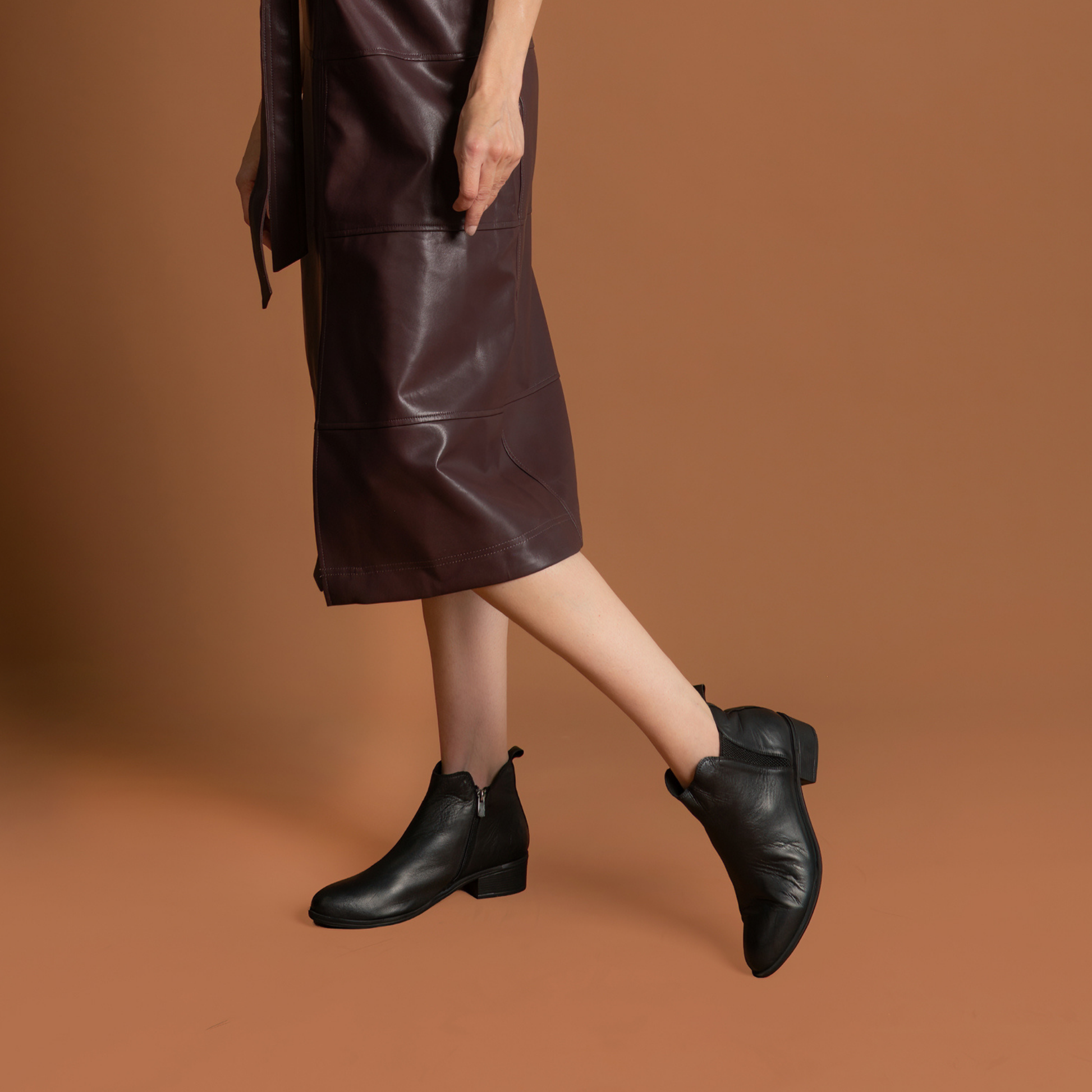 EG213 Black Leather Ankle Boots