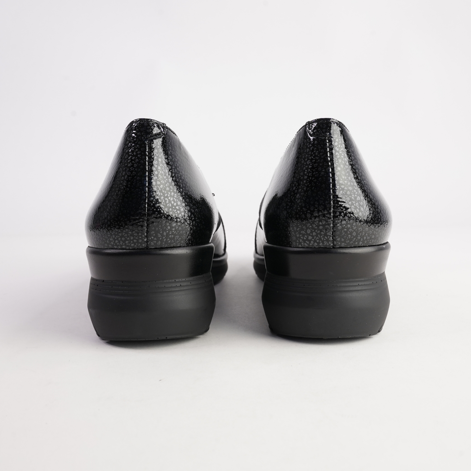 10733 Negro Patent Leather Flats