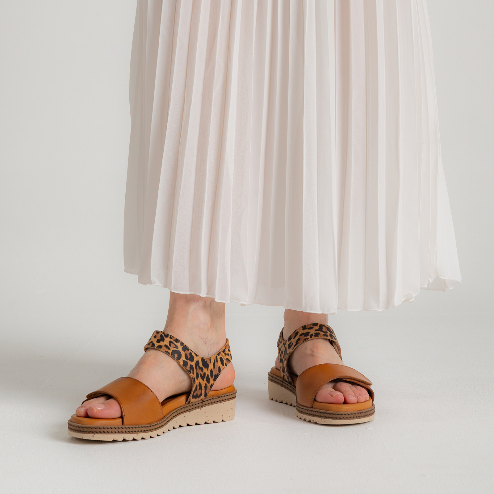 Lapel Cuero/ Leopard Leather Sandals