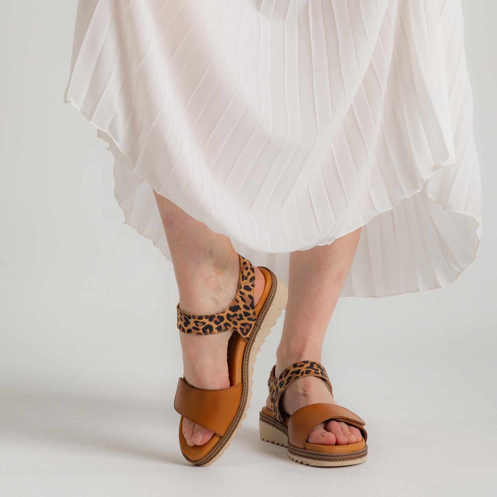 Lapel Cuero/ Leopard Leather Sandals