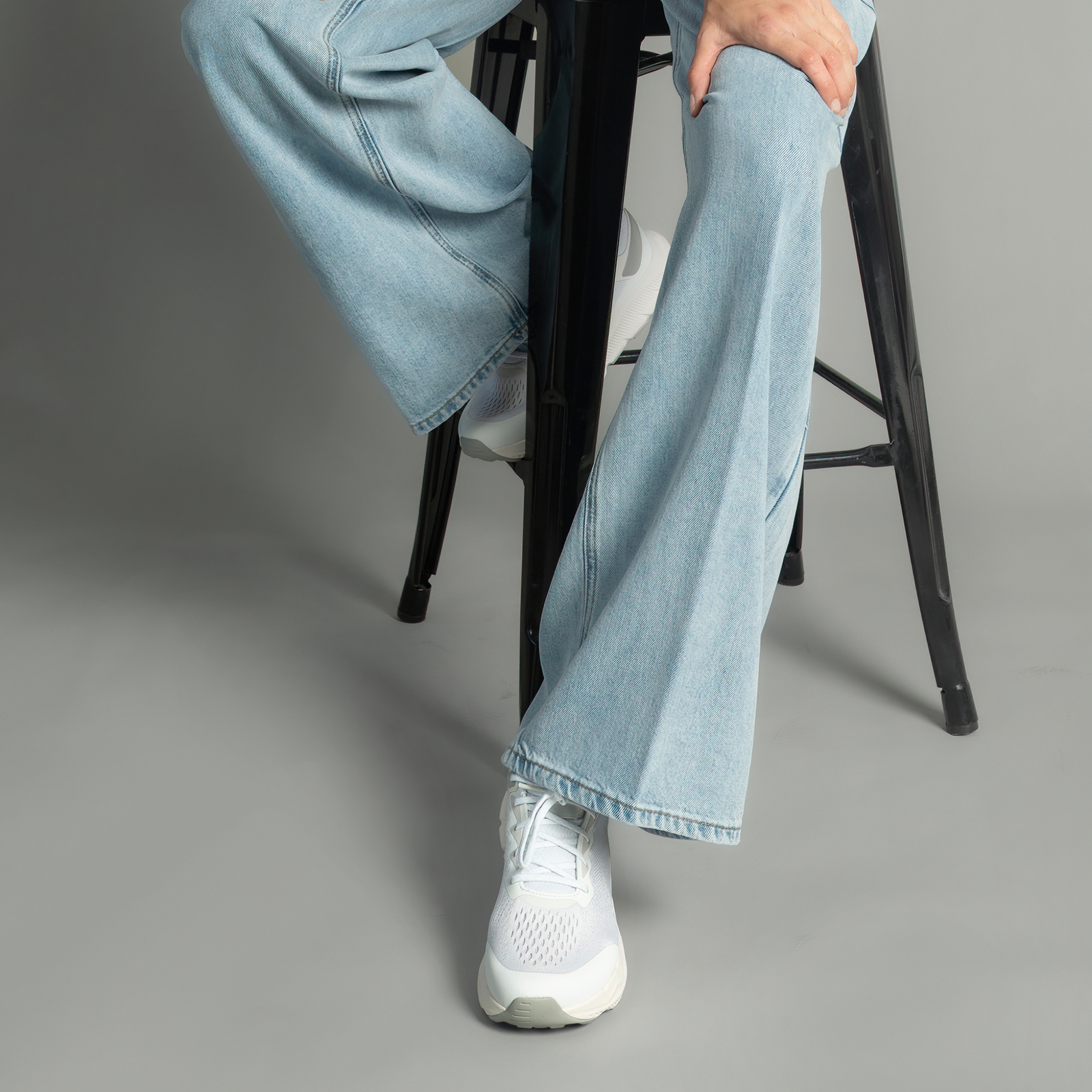 Antora 4 White Pigeon Sneakers