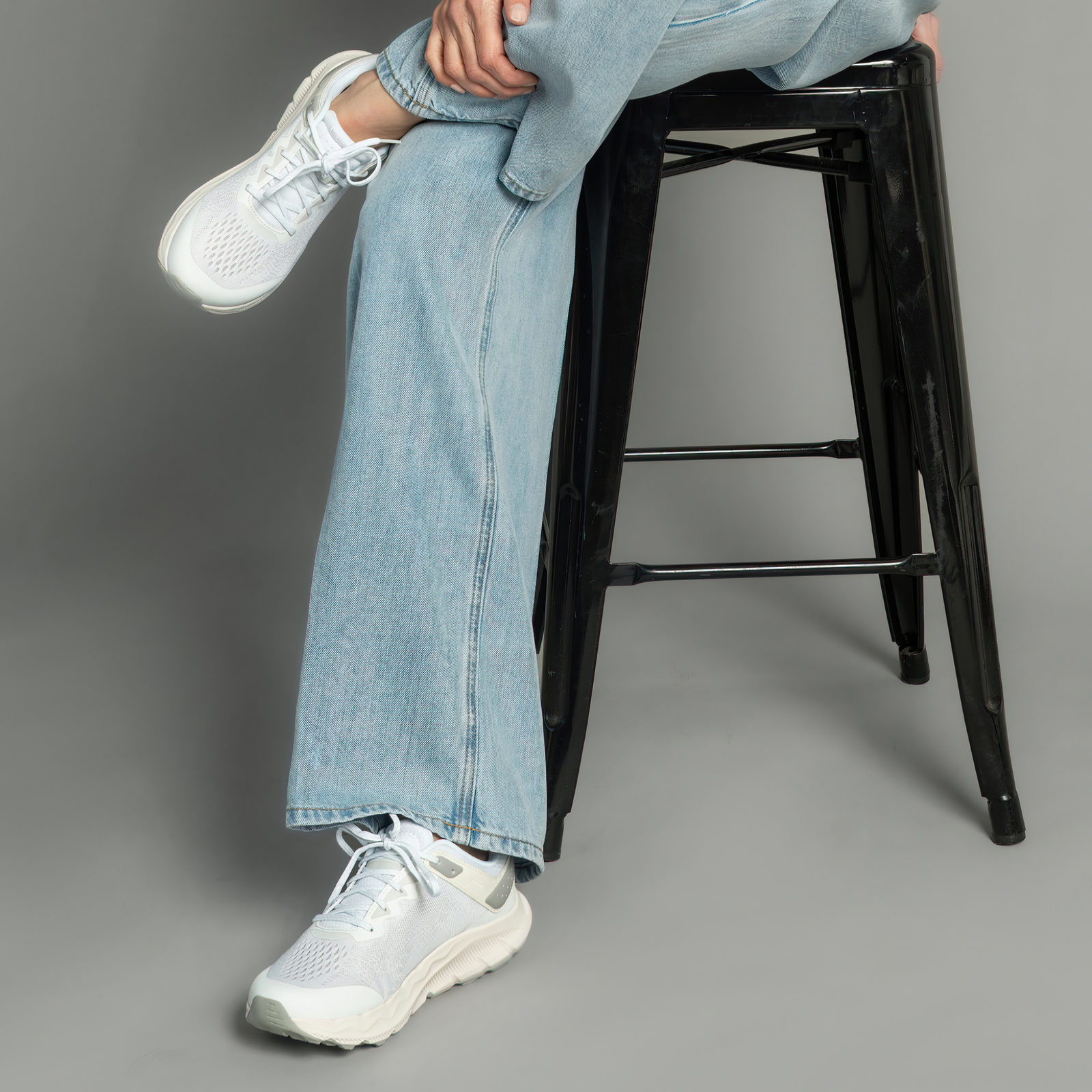 Antora 4 White Pigeon Sneakers