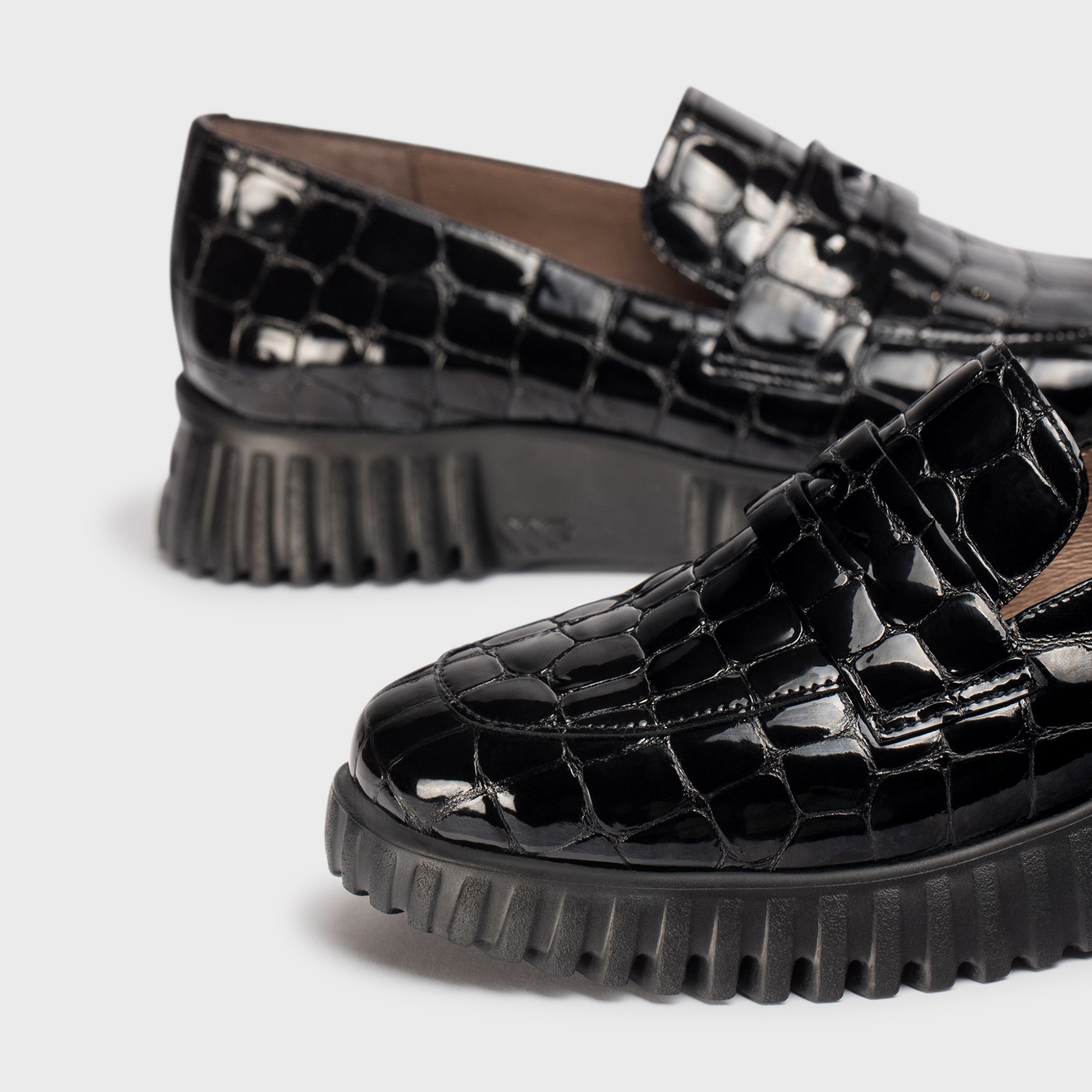 Nabia Negro Croc Patent Loafers