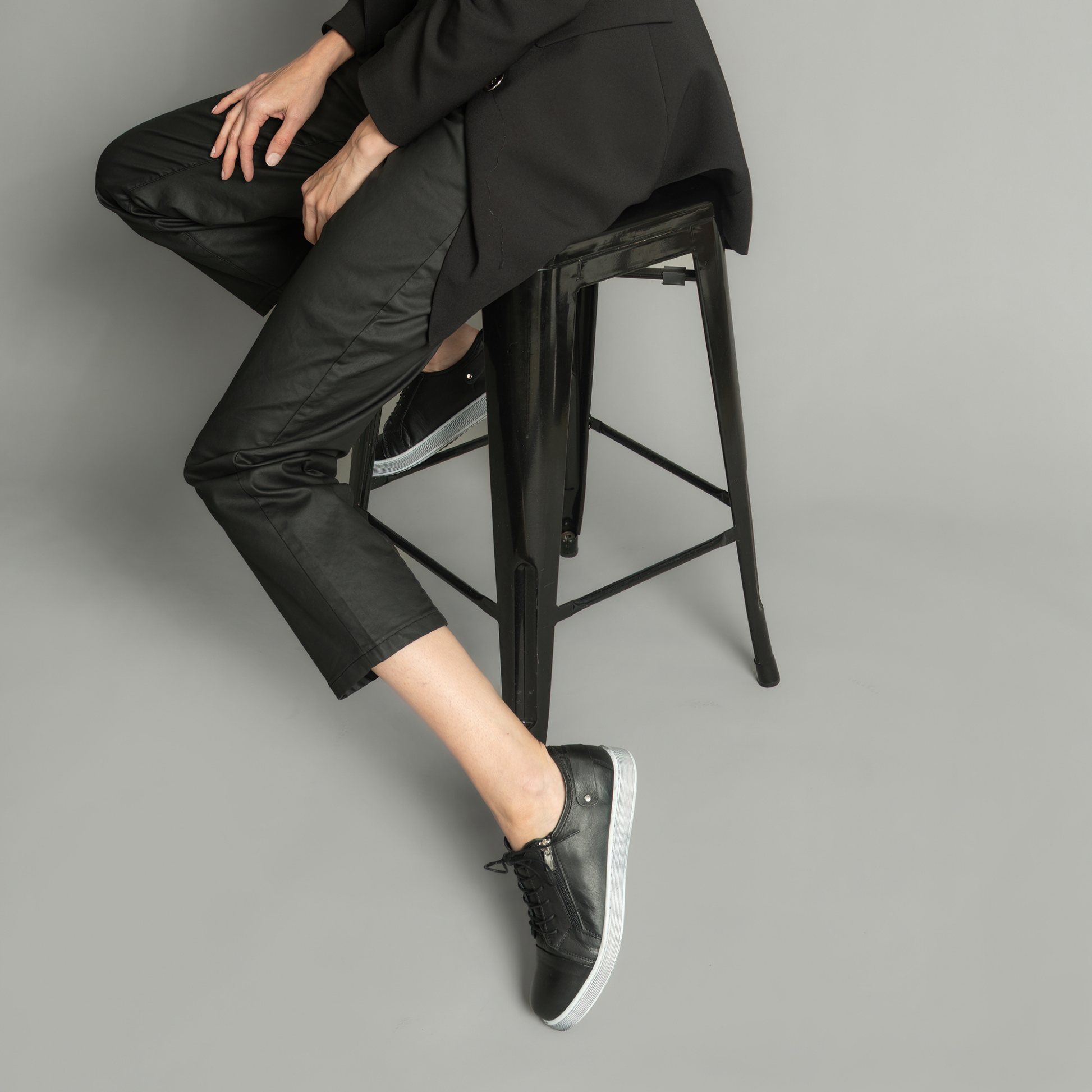 EG18 Black Leather Sneakers