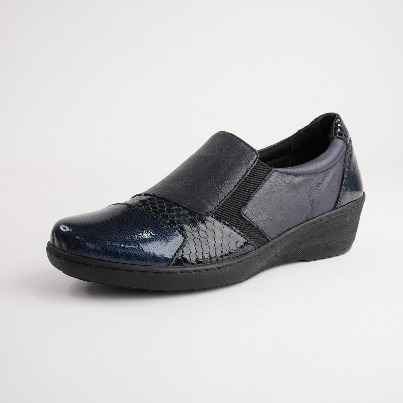 Cp461-18 Navy Patent Leather Flats