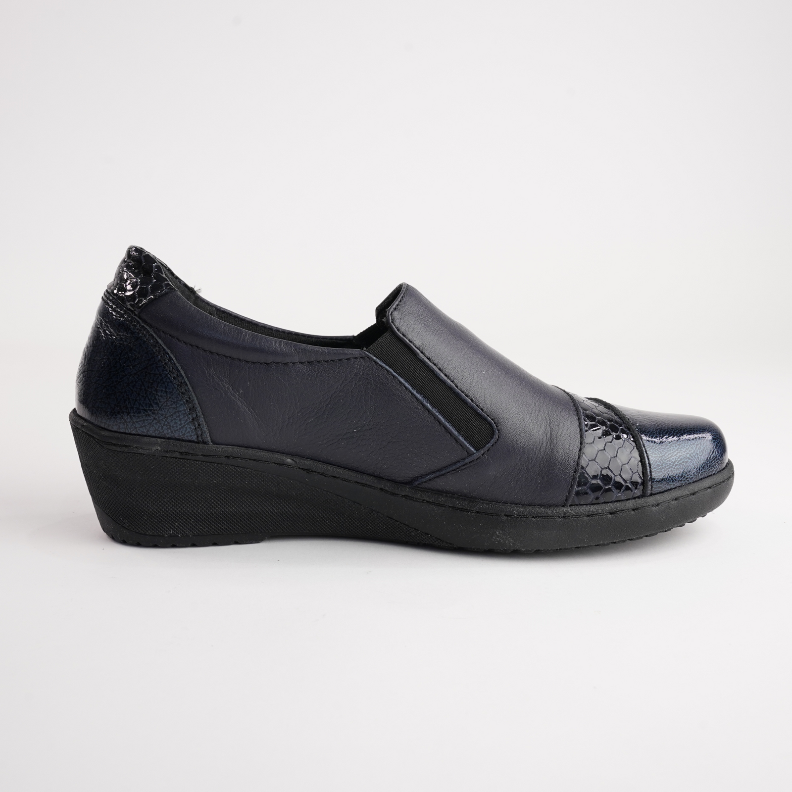 Cp461-18 Navy Patent Leather Flats