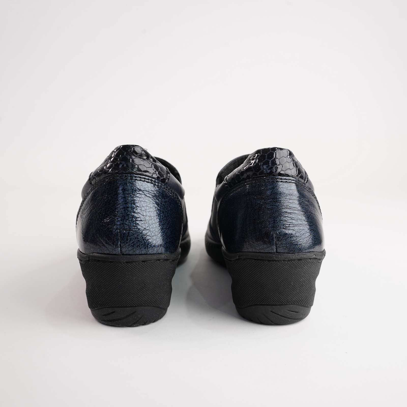 Cp461-18 Navy Patent Leather Flats