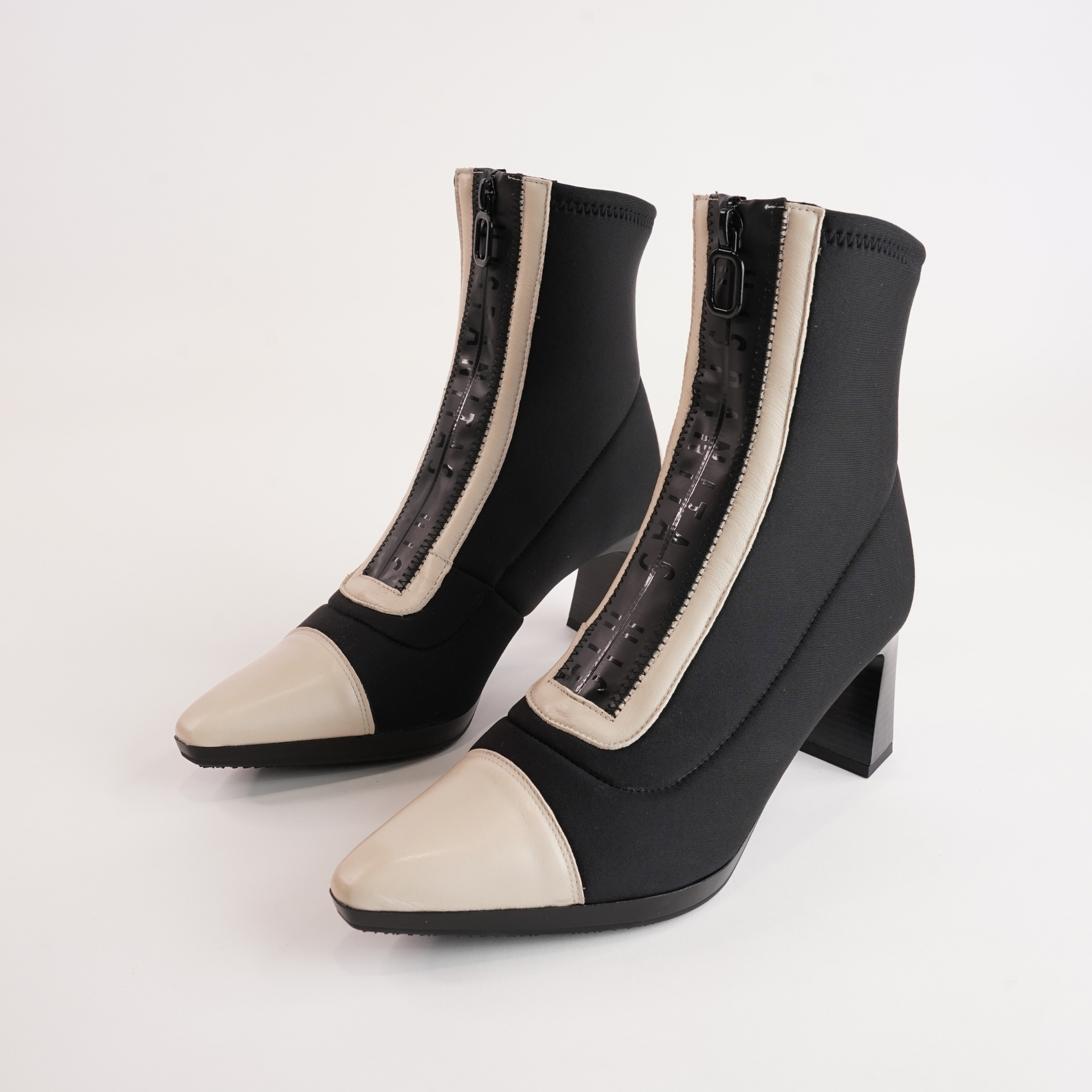 CHI243714 Soho Milk/ Neo Black Leather Ankle Boots