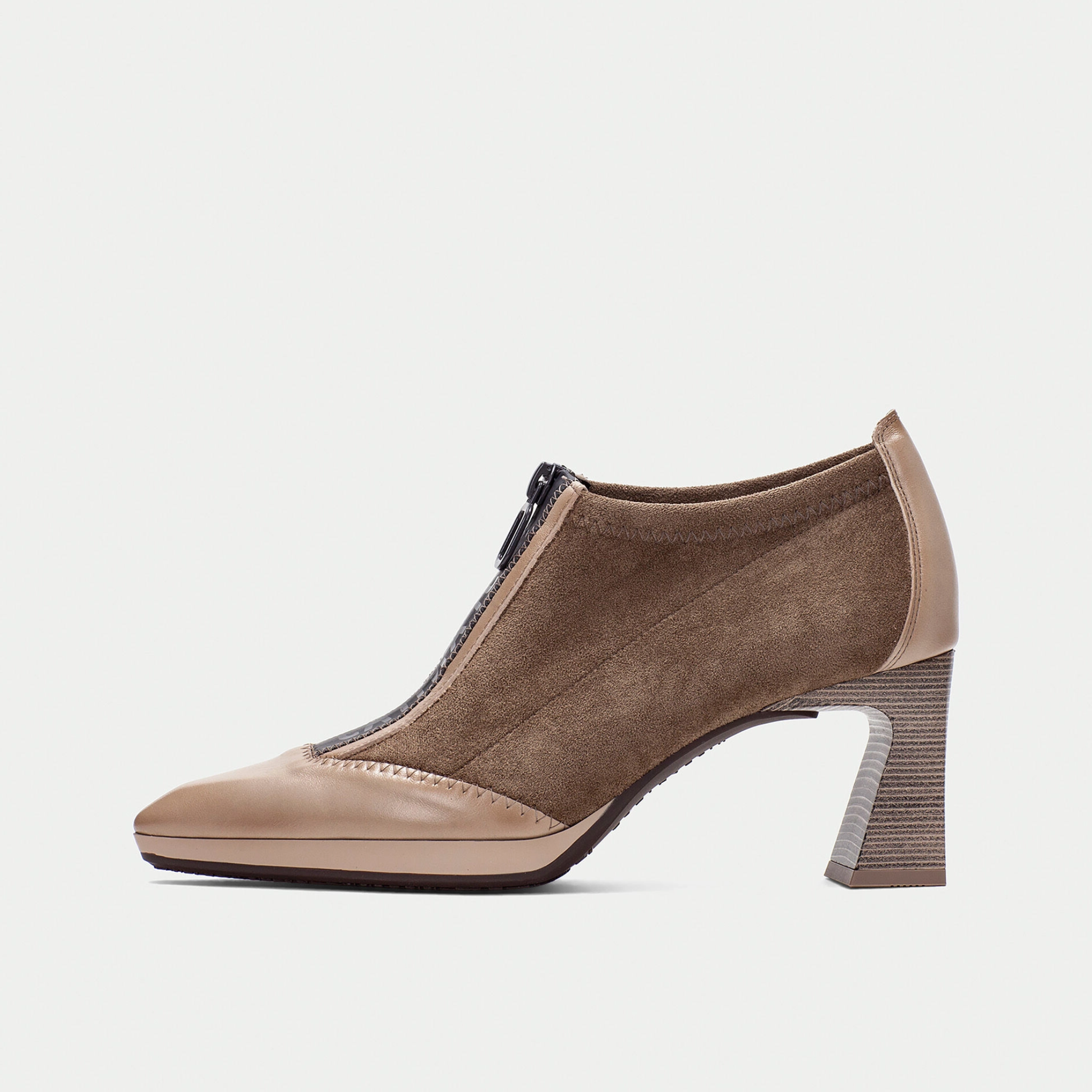 HI254324 Topo Leather Ankle Boots