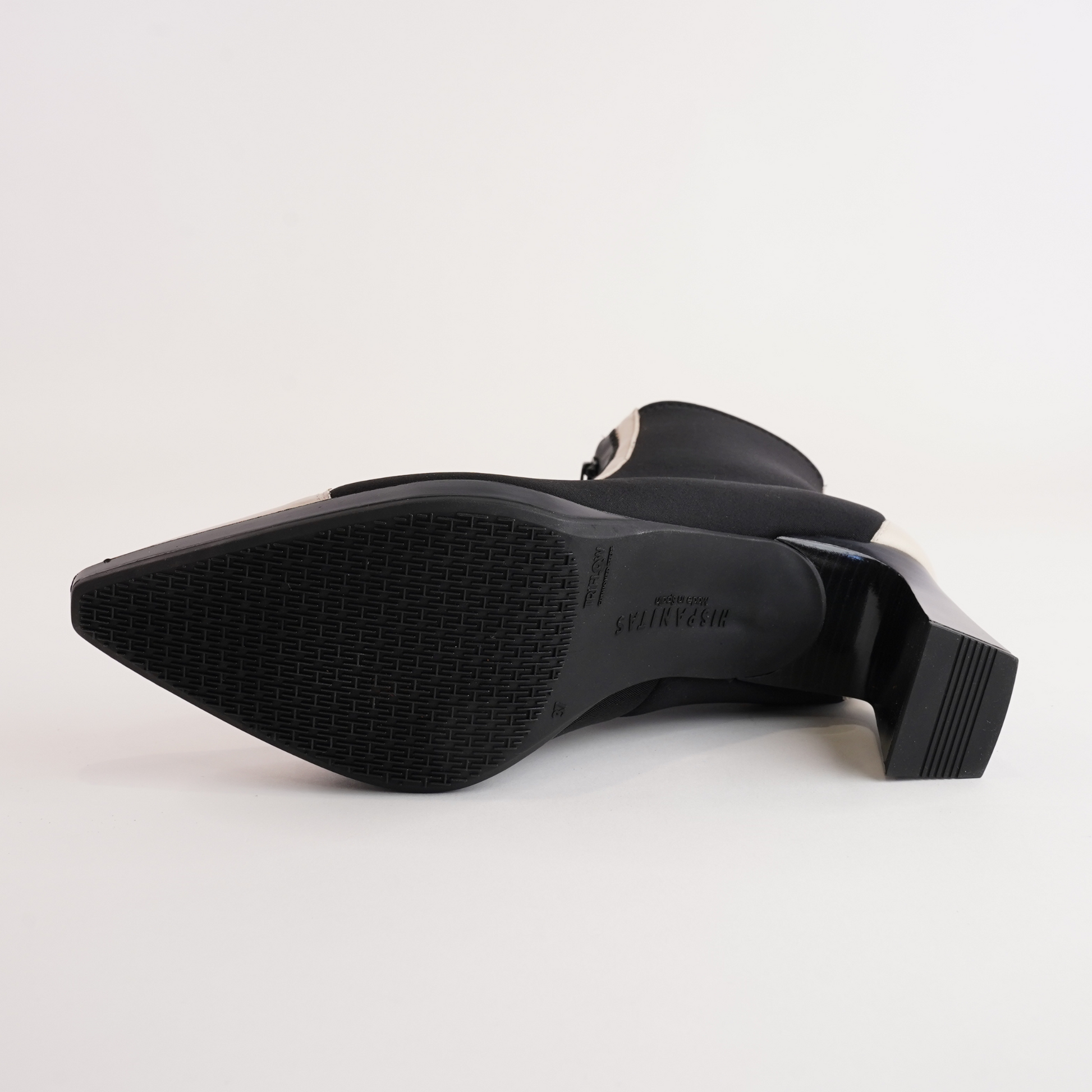 CHI243714 Soho Milk/ Neo Black Leather Ankle Boots