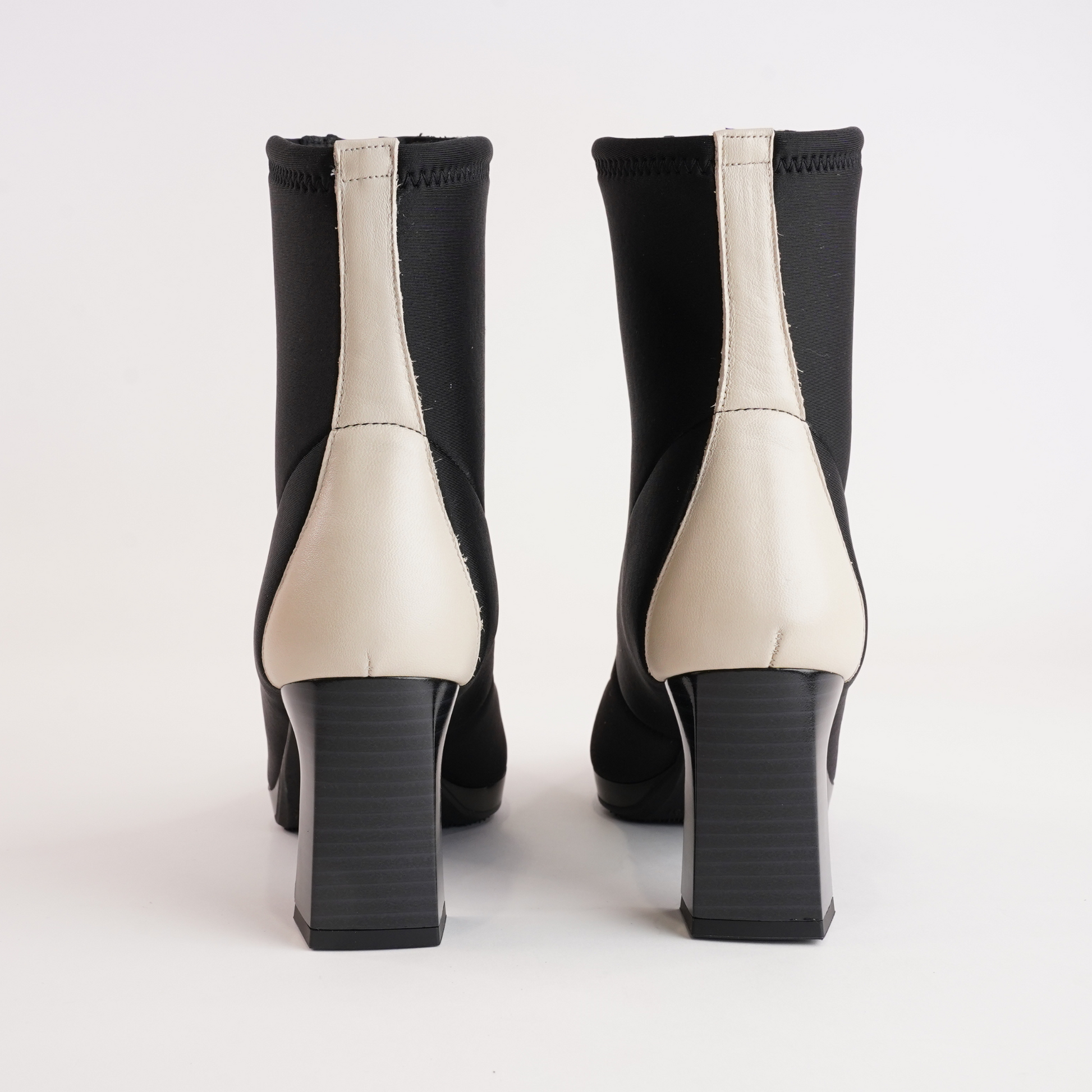 CHI243714 Soho Milk/ Neo Black Leather Ankle Boots