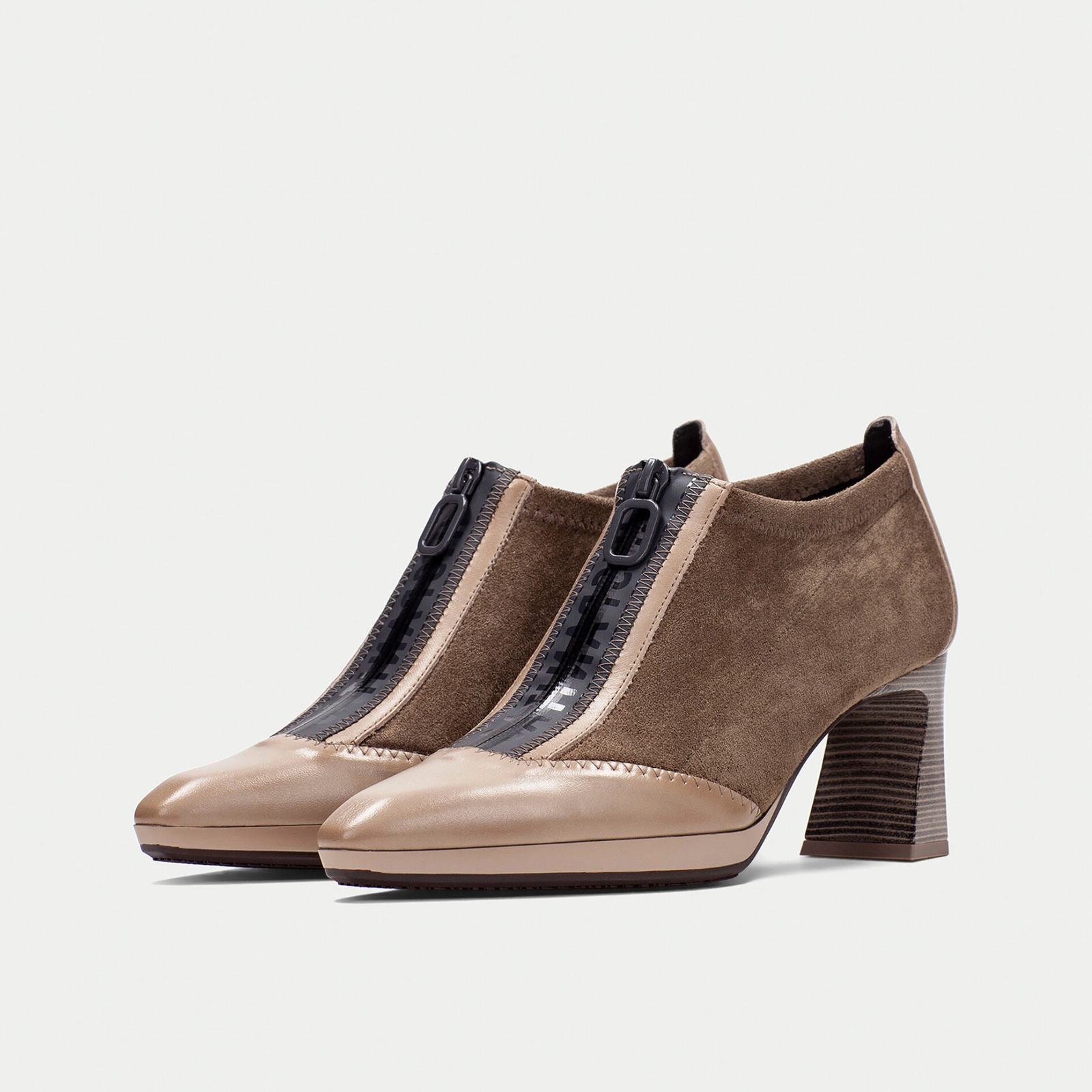 HI254324 Topo Leather Ankle Boots