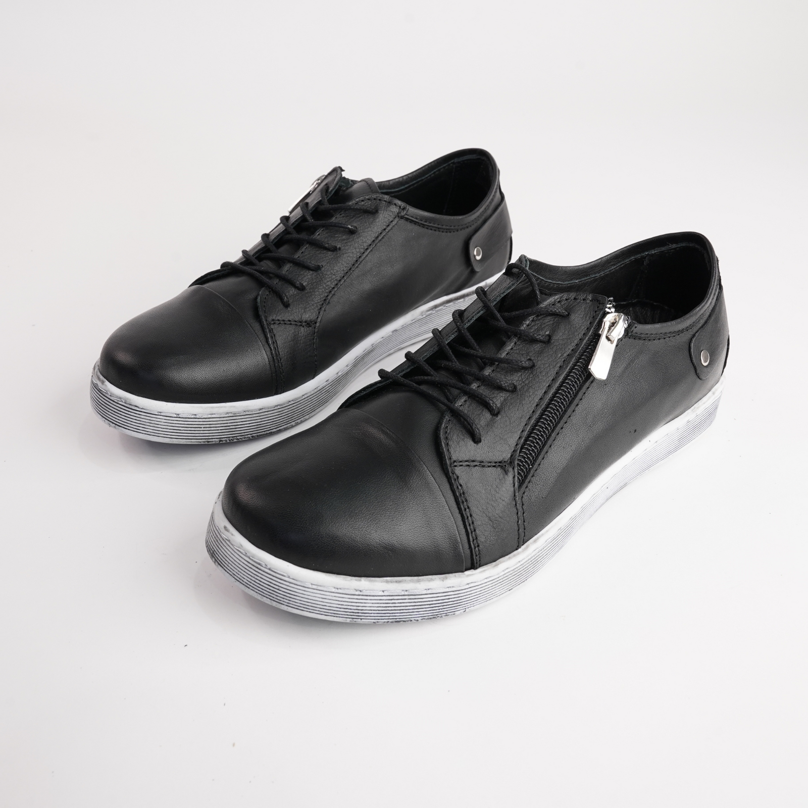 Eg18 Black Leather Sneakers