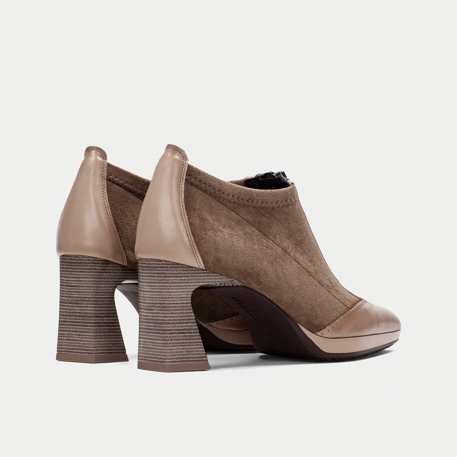 HI254324 Topo Leather Ankle Boots