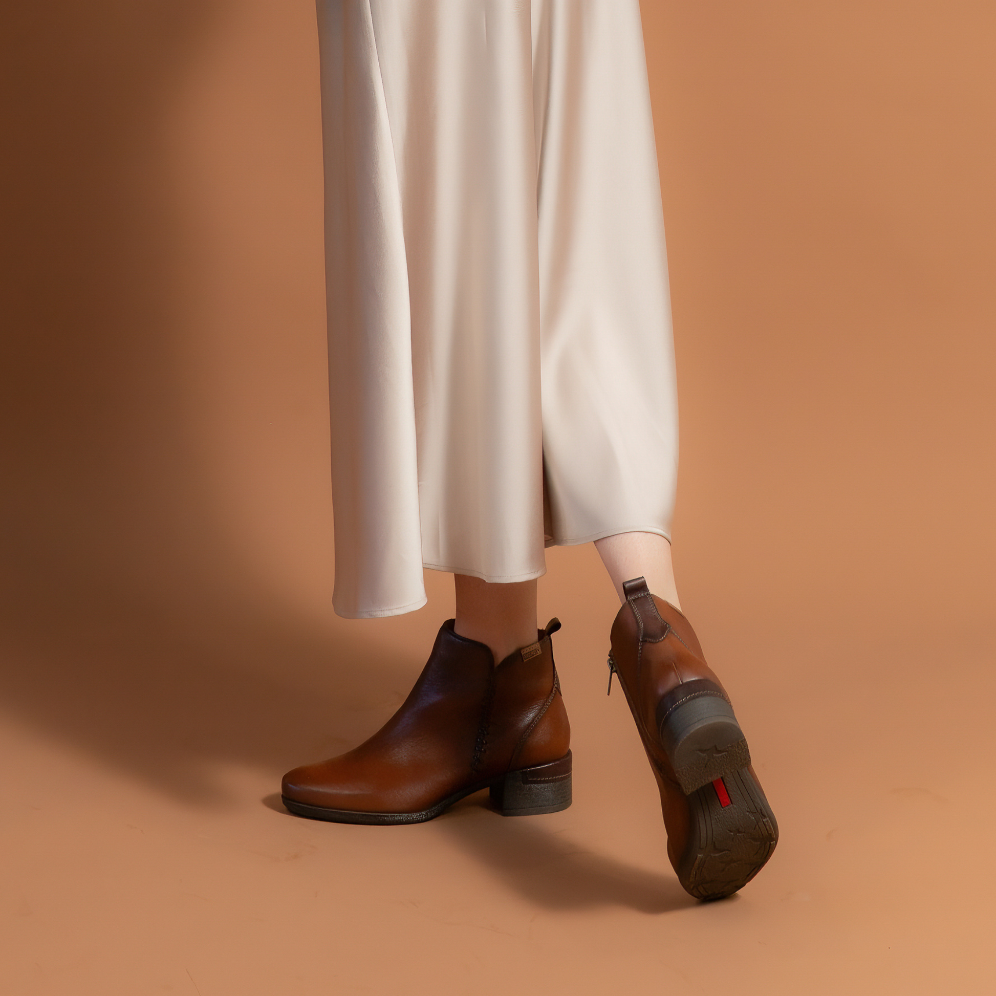 W6W-8950 Cuero Leather Ankle Boots