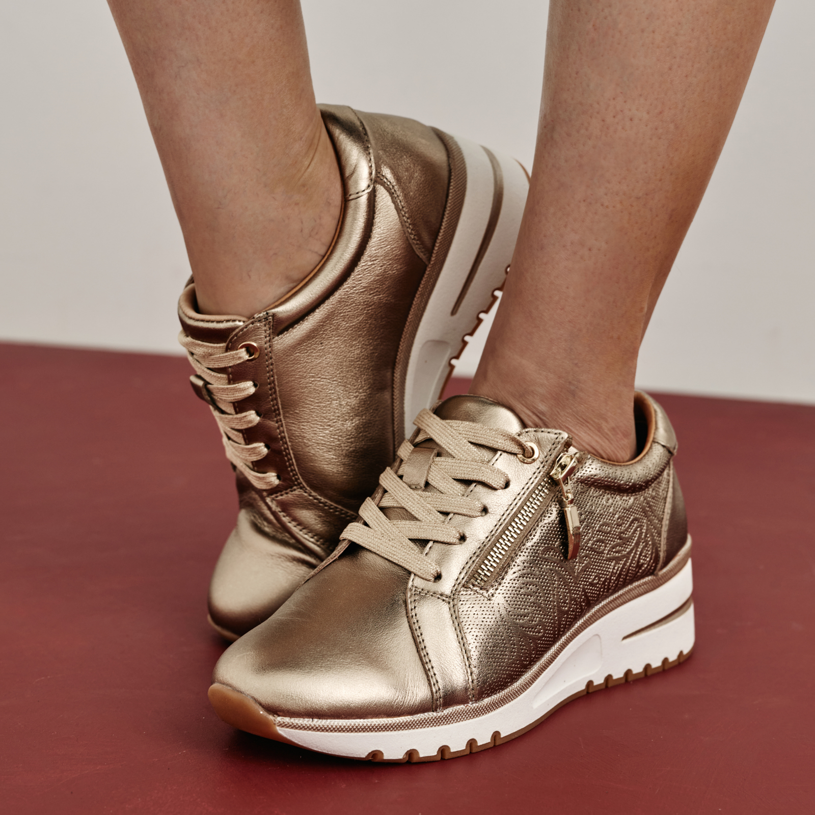 Lovin Platinum Leather Sneakers