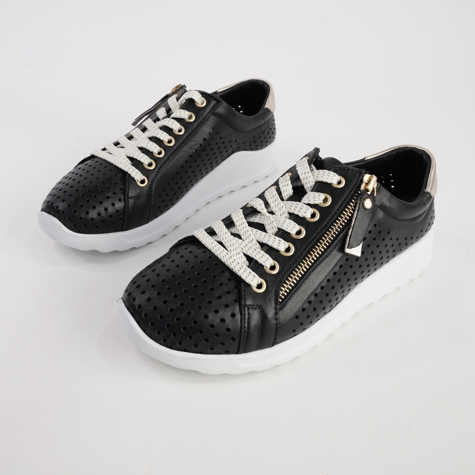 Eg256 Black Leather Sneakers