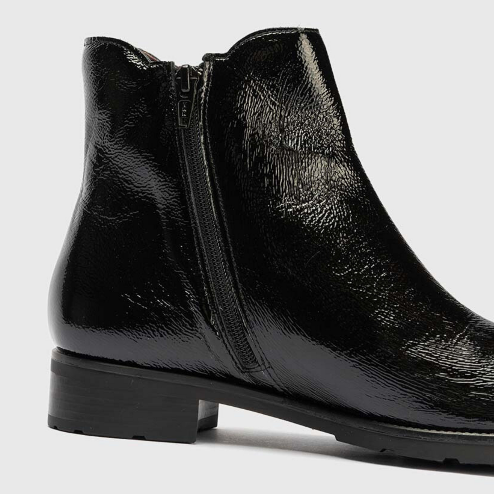 10182 Negro Leather Ankle Boots