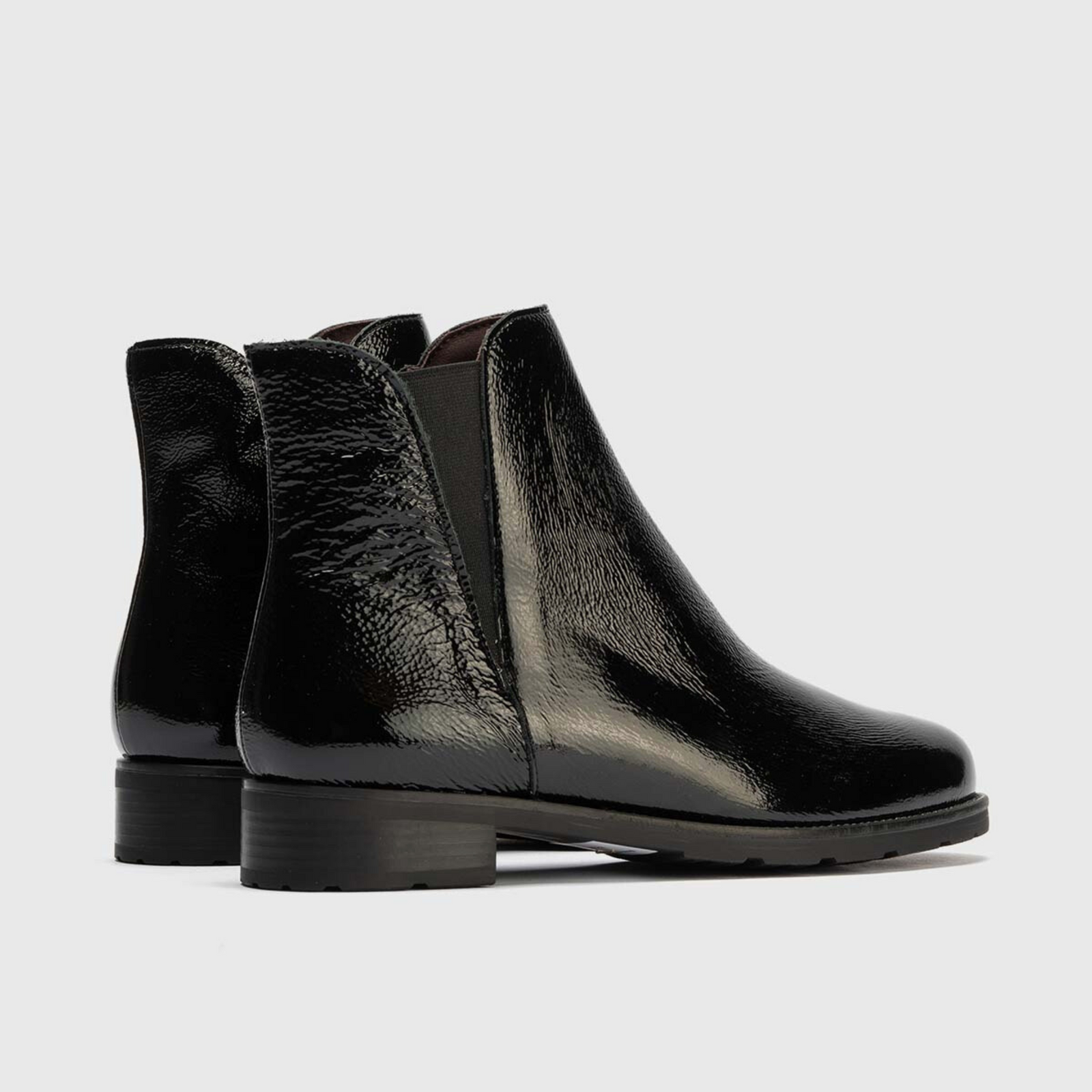 10182 Negro Leather Ankle Boots