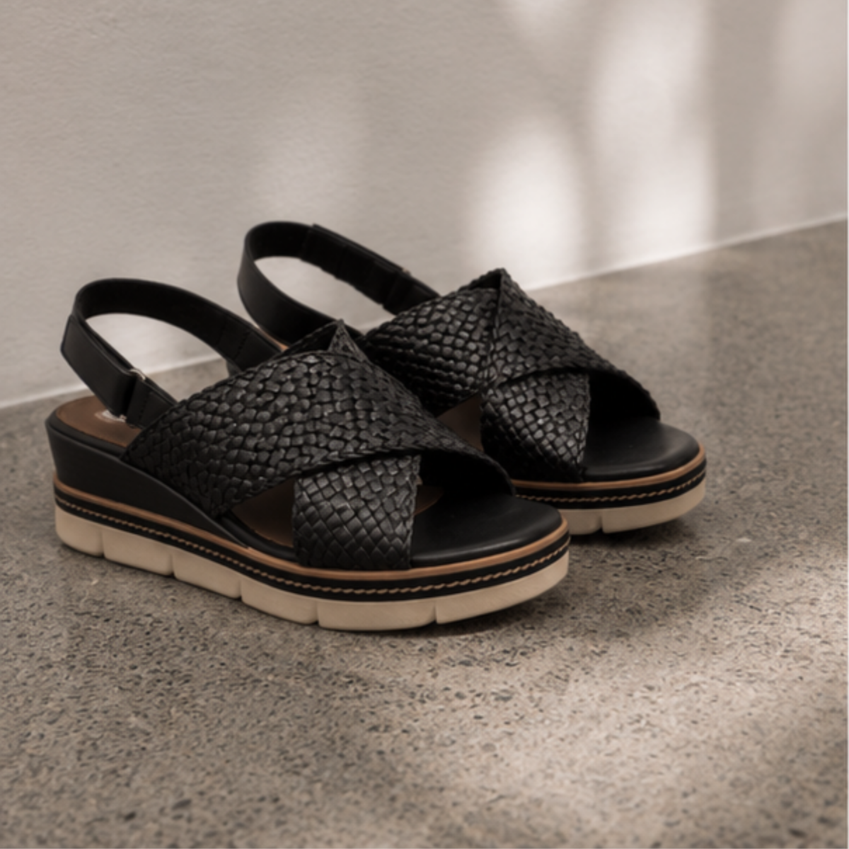 D2L59 Black Wedge Sandals