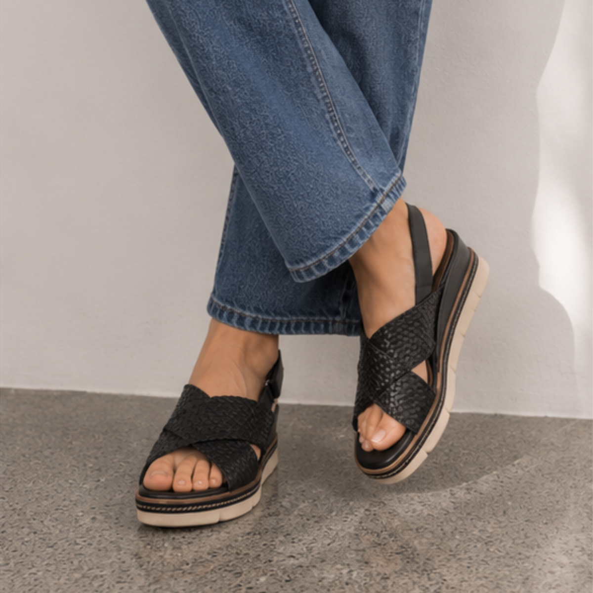 D2L59 Black Wedge Sandals