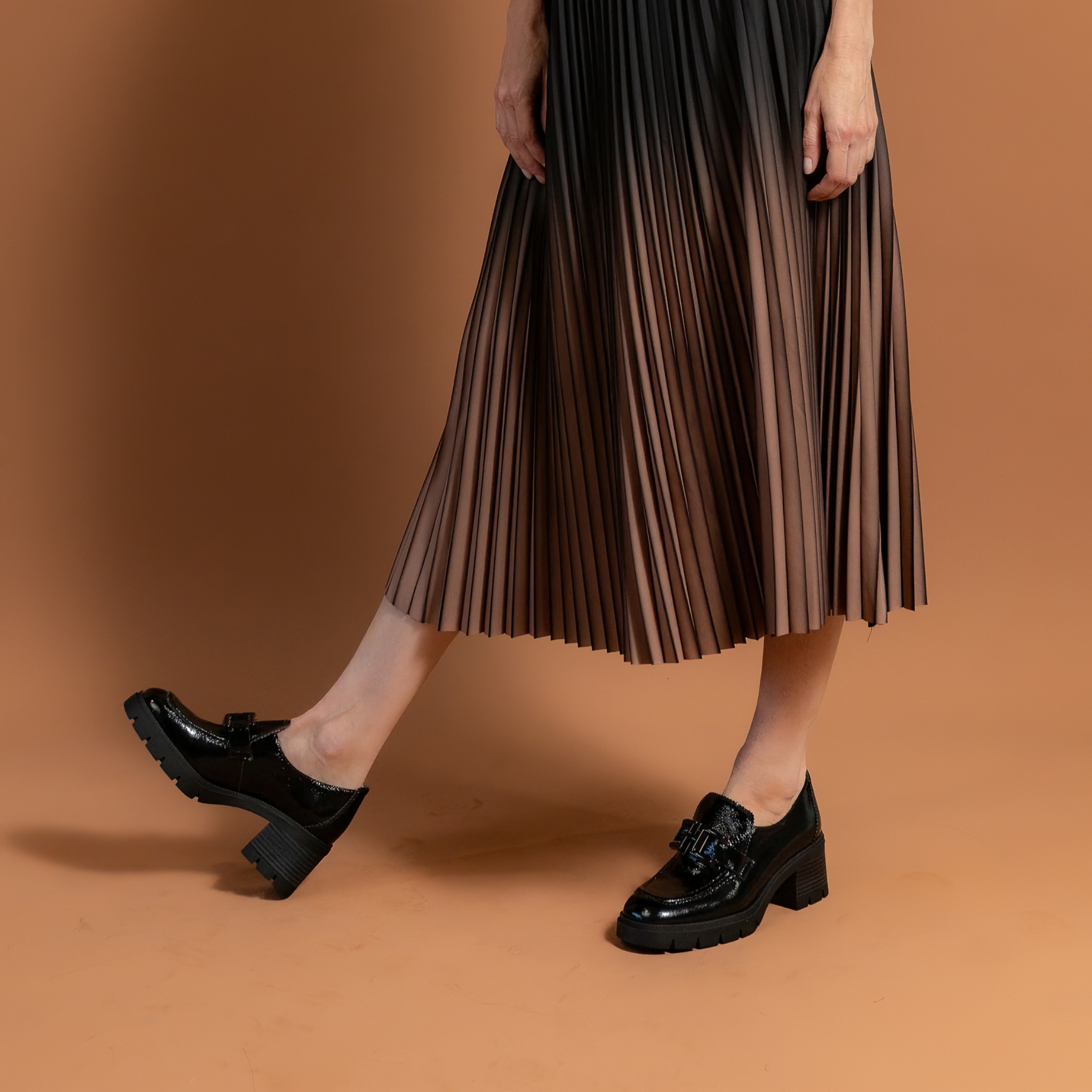 HI243604 Black Patent Leather Heels