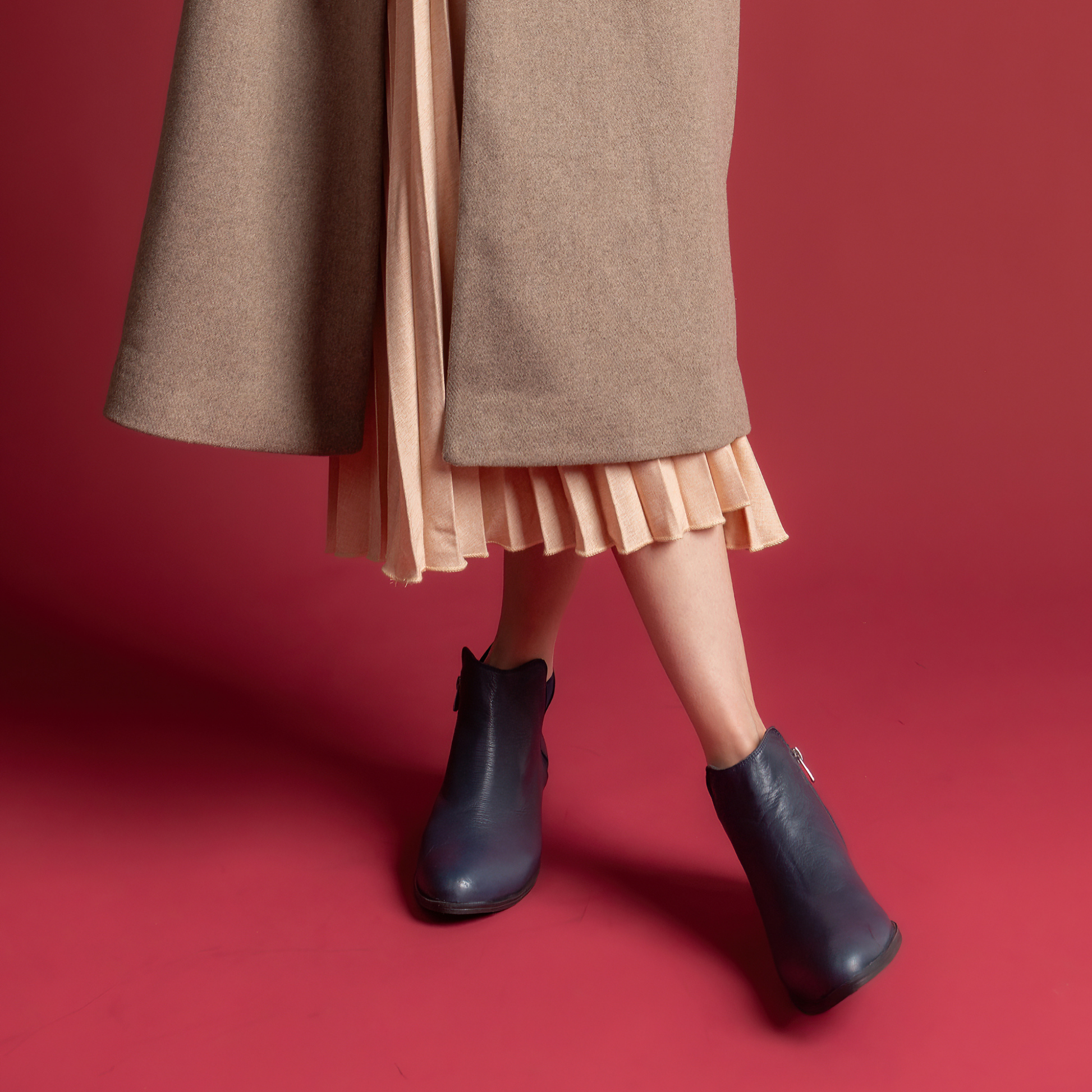 EG213 Navy Leather Ankle Boots