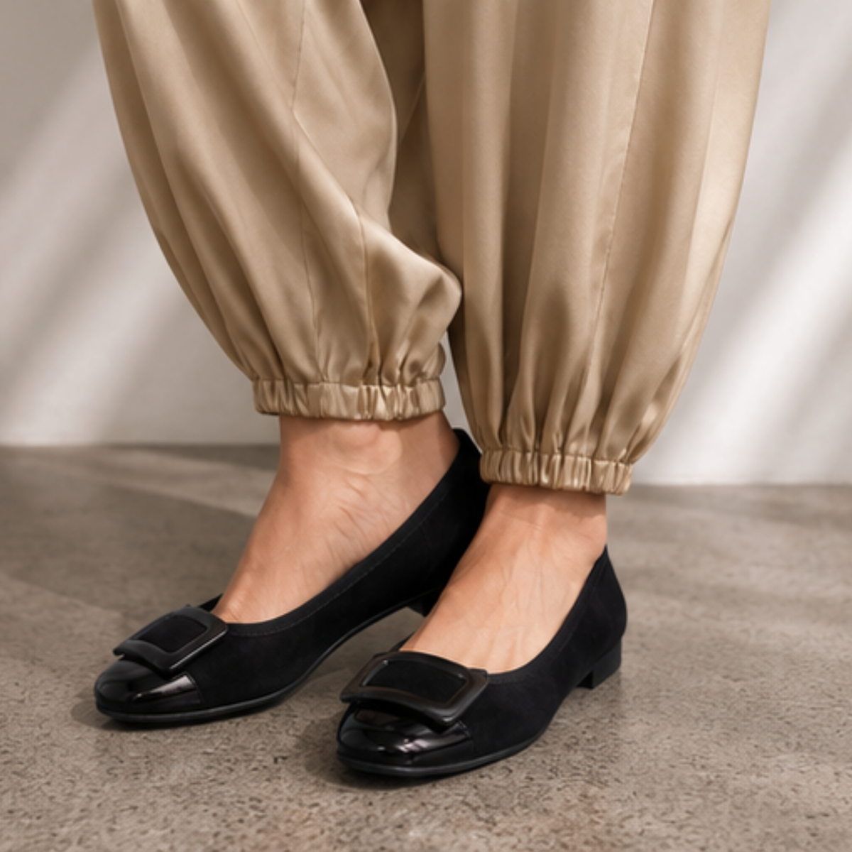 D0K12 Black Patent/ Black Suede Ballet Flats