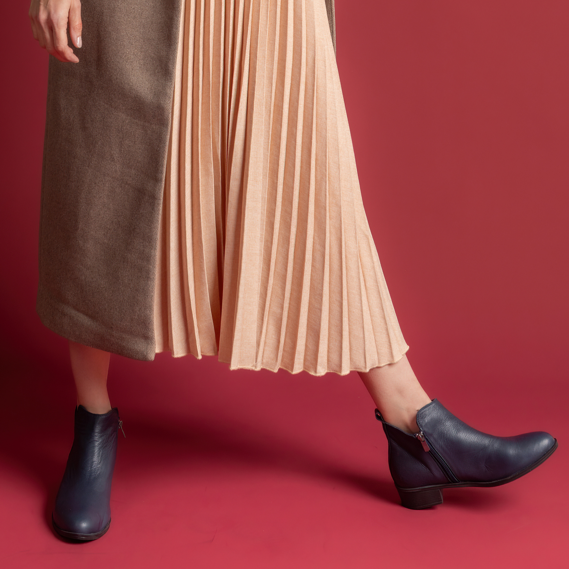 EG213 Navy Leather Ankle Boots