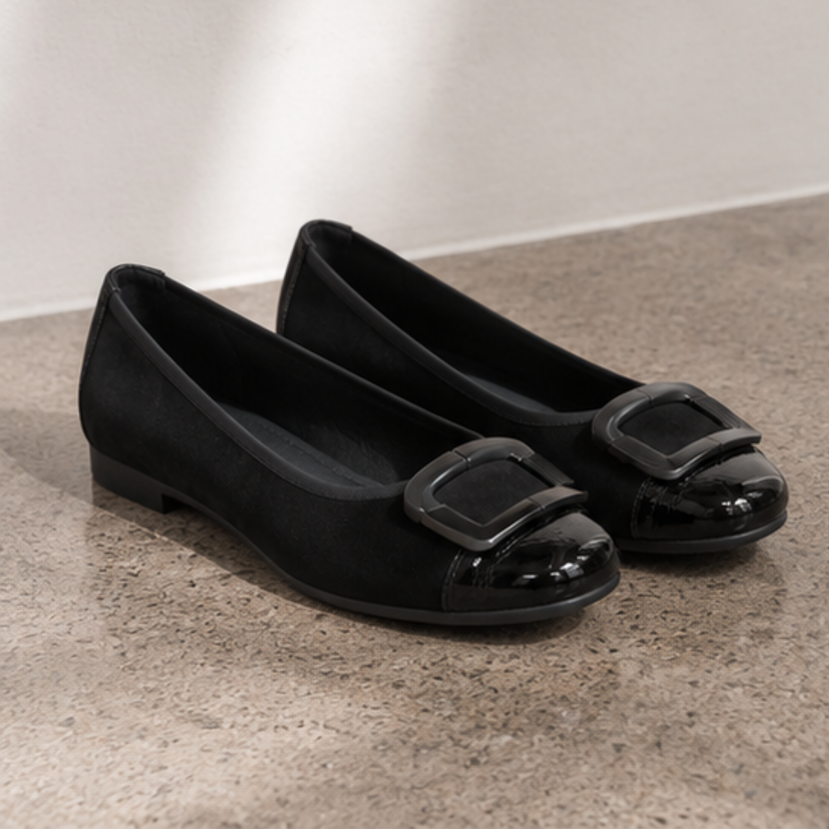 D0K12 Black Patent/ Black Suede Ballet Flats