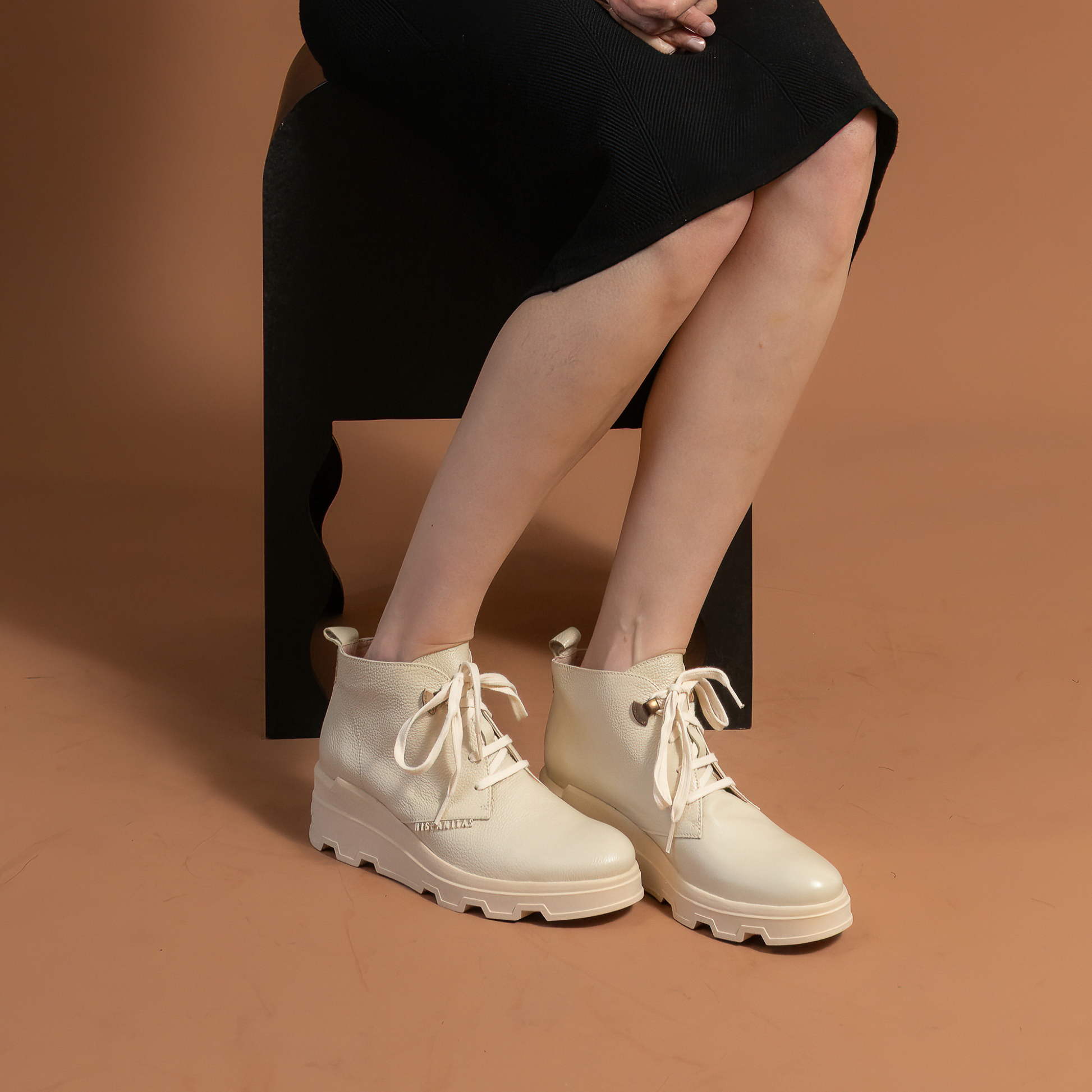 HI243715 Milk Leather Ankle Boots