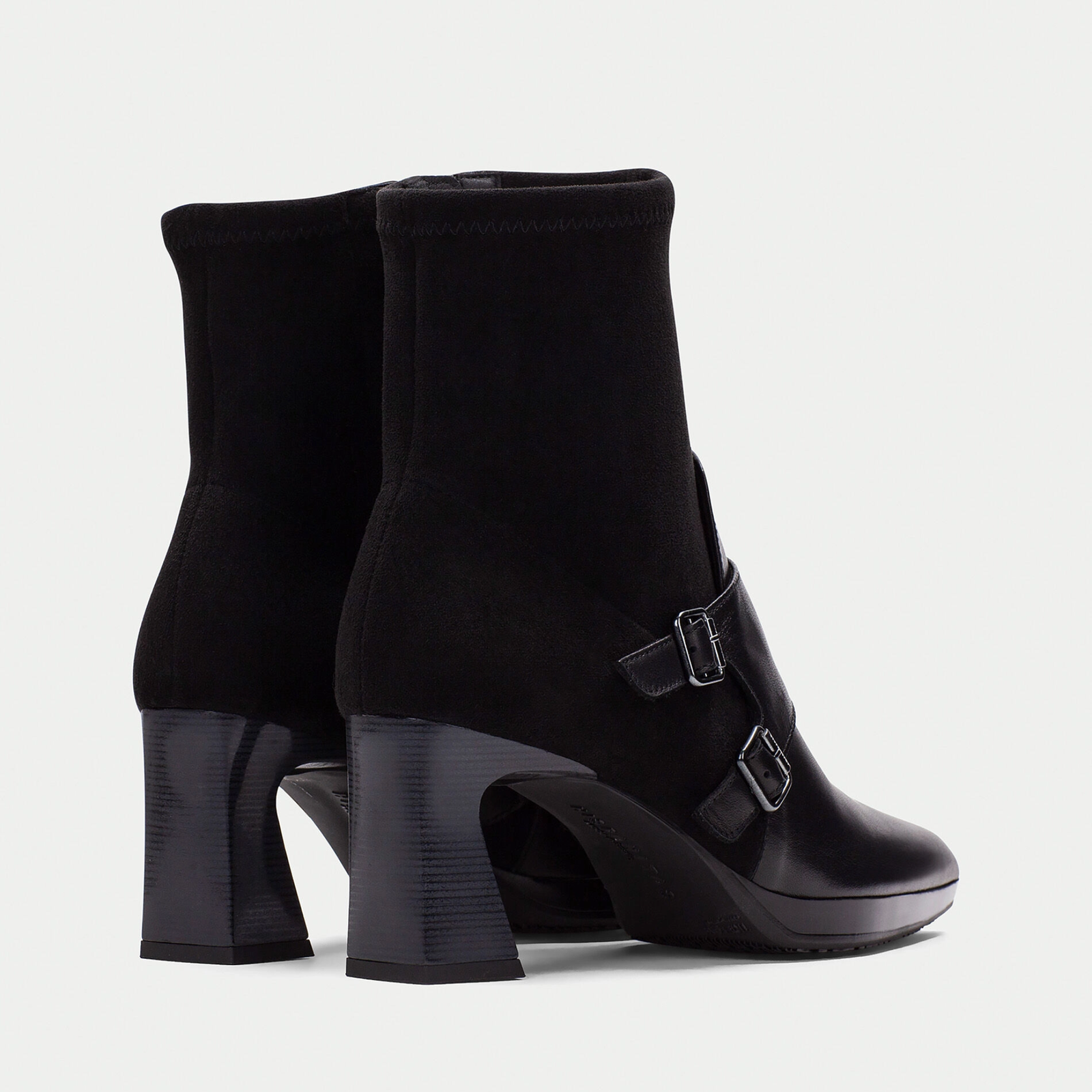 HI254304 Black Leather Ankle Boots