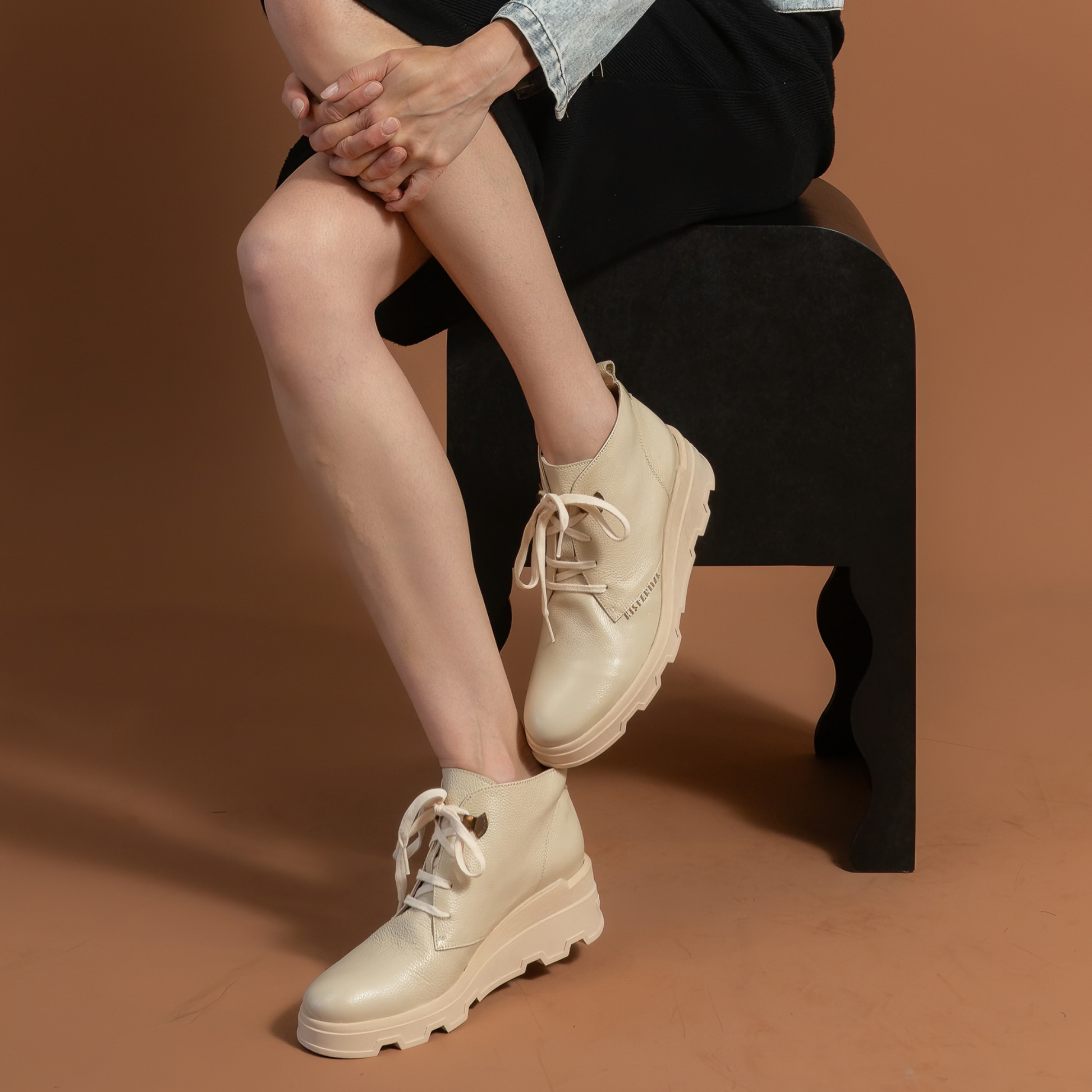 HI243715 Milk Leather Ankle Boots