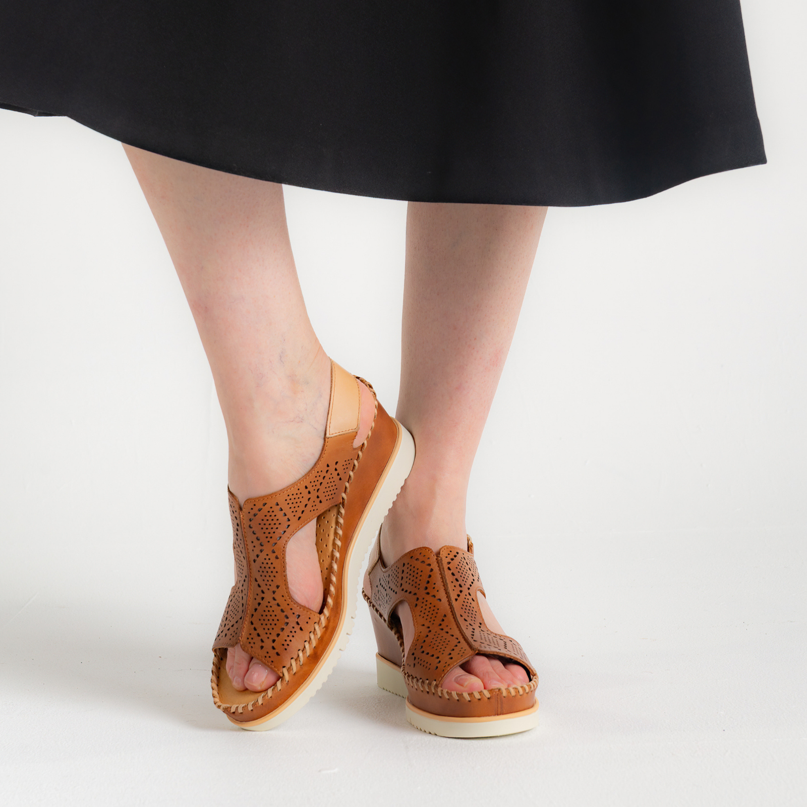 W3z-1775c1 Brandy Leather Sandals